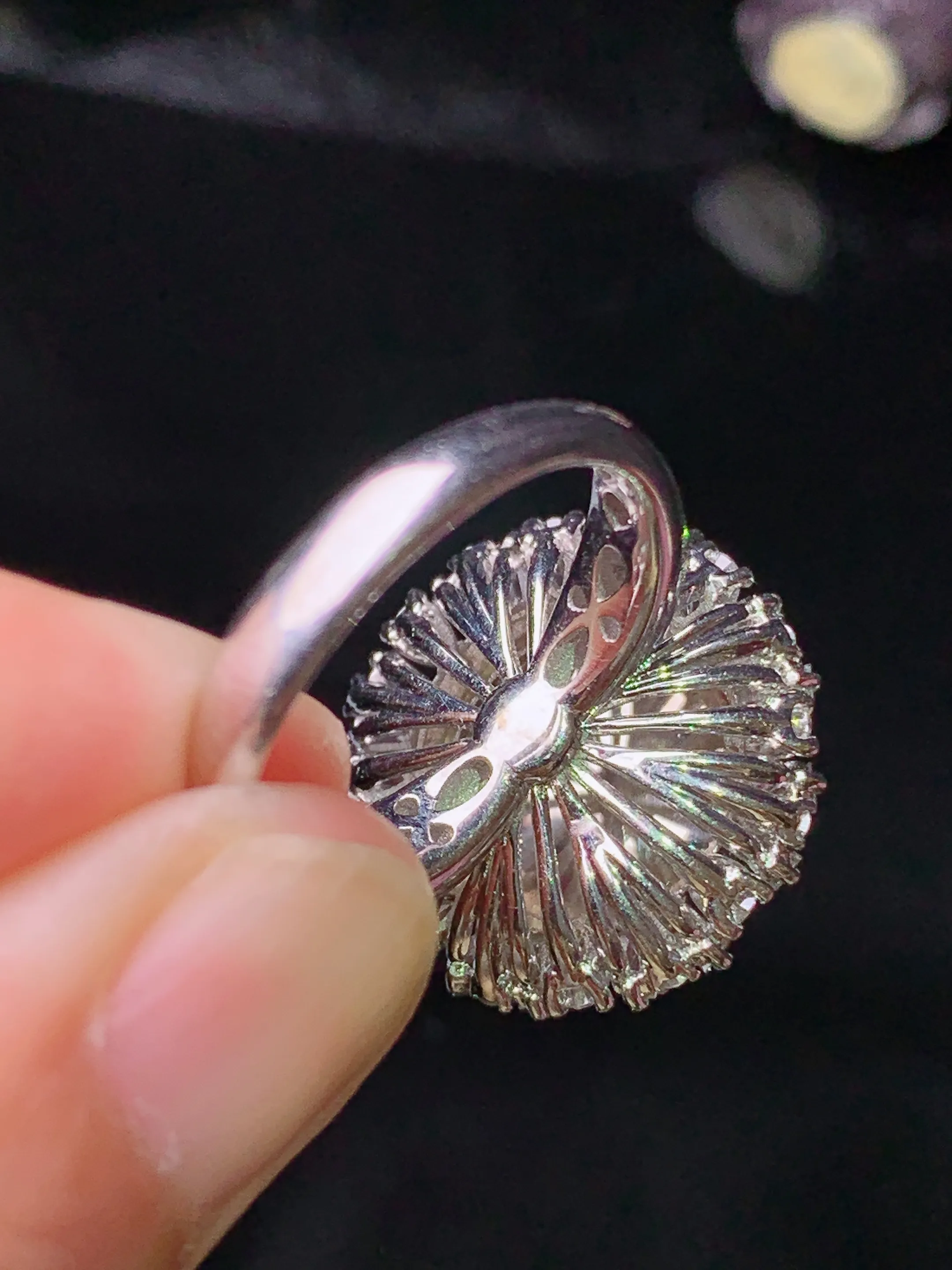 18k金钻镶嵌满绿蛋面戒指 玉质细腻 水润亮眼 色泽艳丽 圈口13.5 整体尺寸18.8*14.8