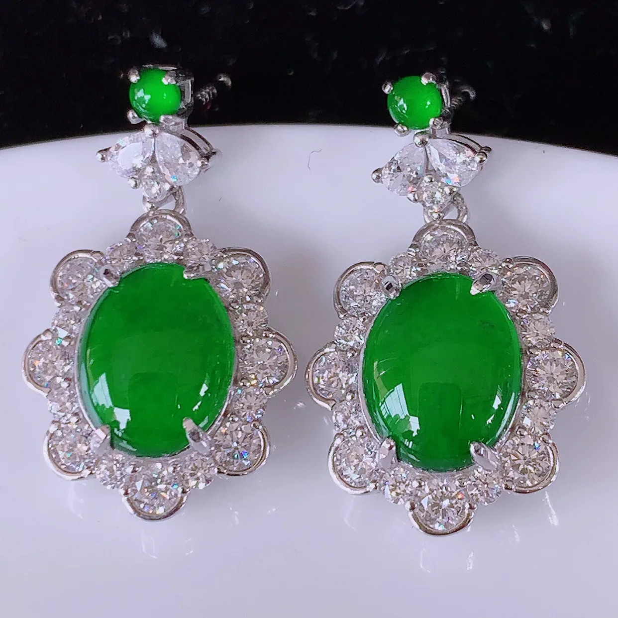 冰透满绿翡翠925银镶嵌耳坠，自然光实拍，翠色灵动，颜色漂亮，种老水足，品相佳，佩戴佳品！#97.11整体24.2-14.2-6.2裸石10*8