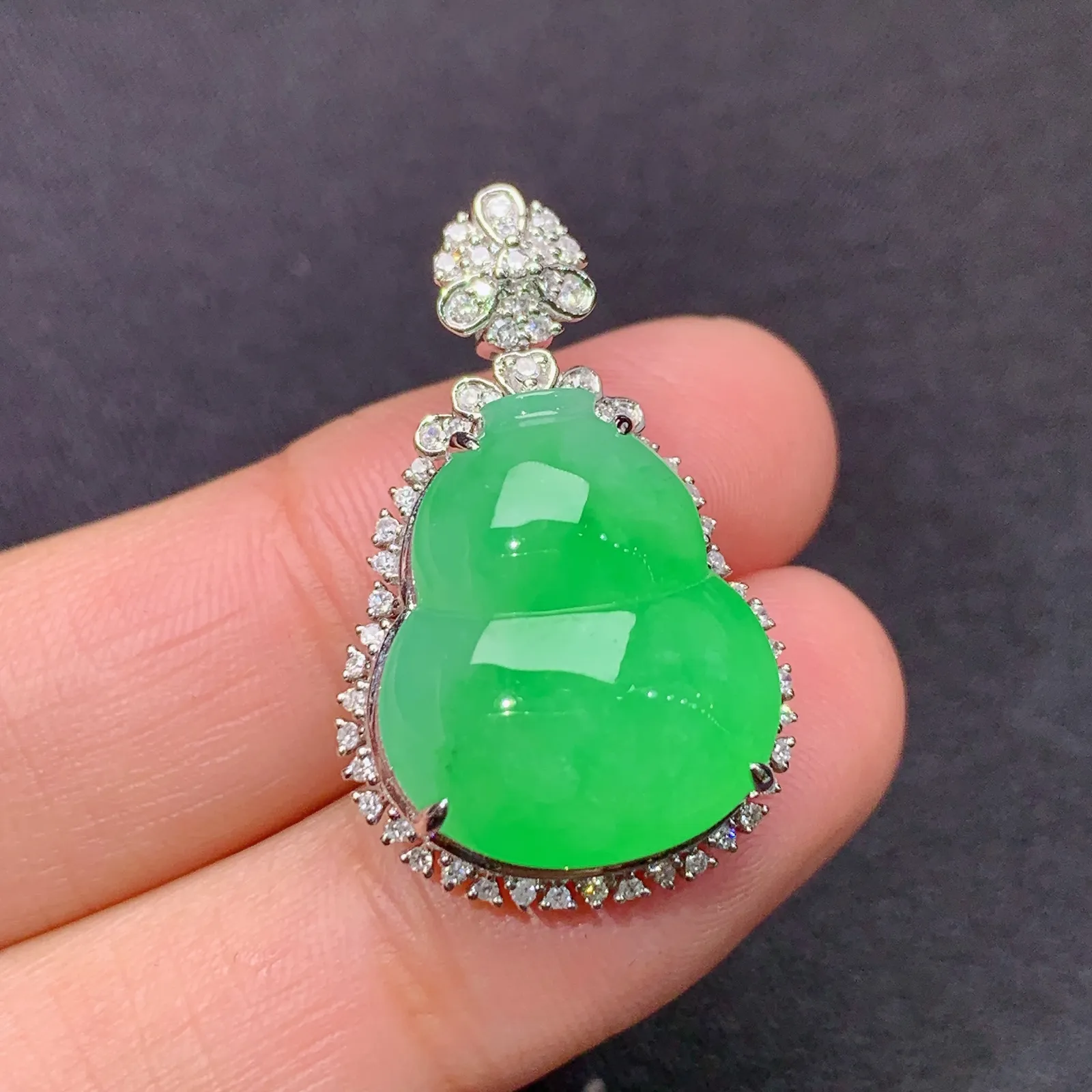 甜绿葫芦吊坠，18k金镶嵌，冰润色阳，玉质细腻，种水足，Jj 尺寸28*17.6*9.9