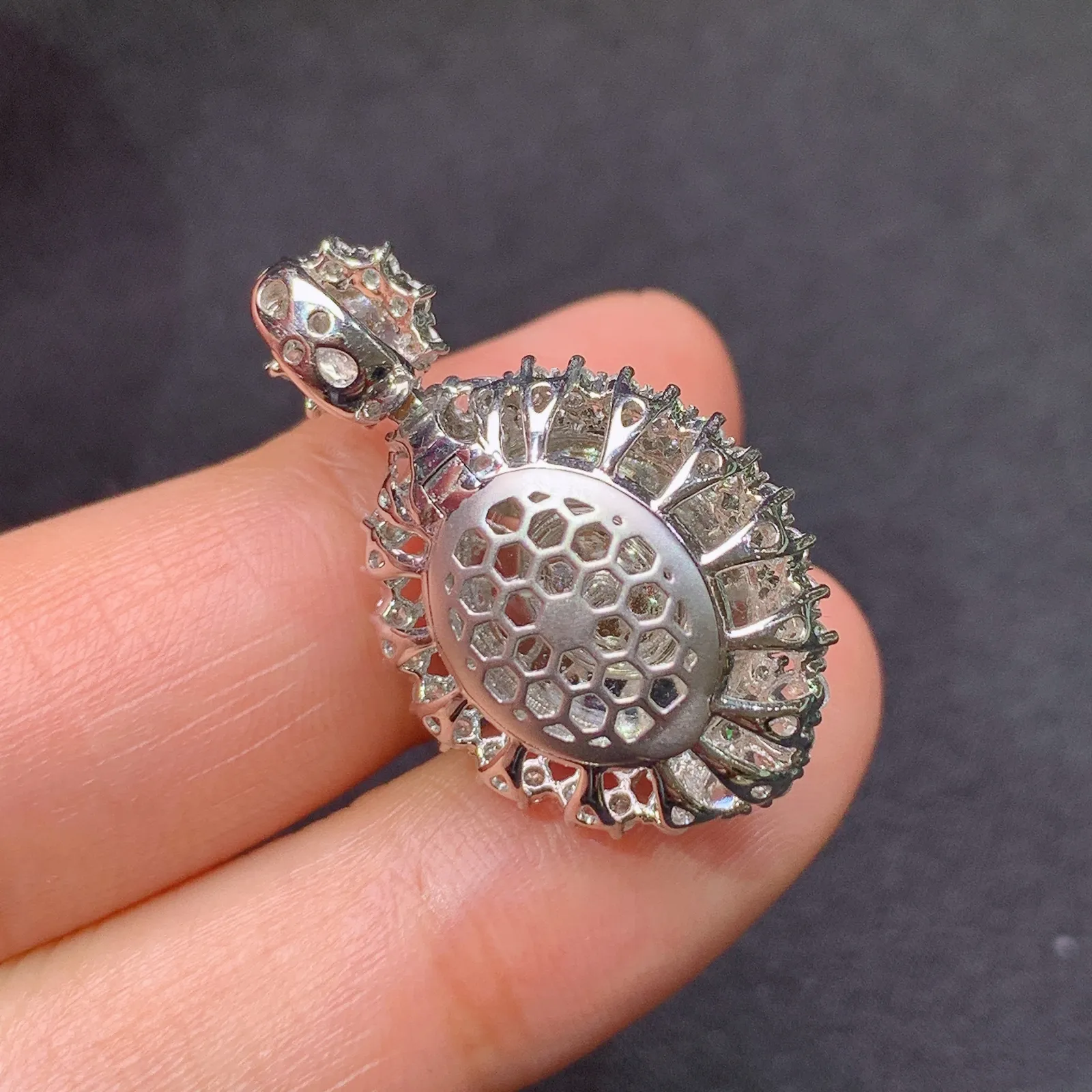 冰种紫罗兰蛋面吊坠，18k金镶嵌，温润细腻，颜色鲜艳，C1  整体28.3*17.3*12.5