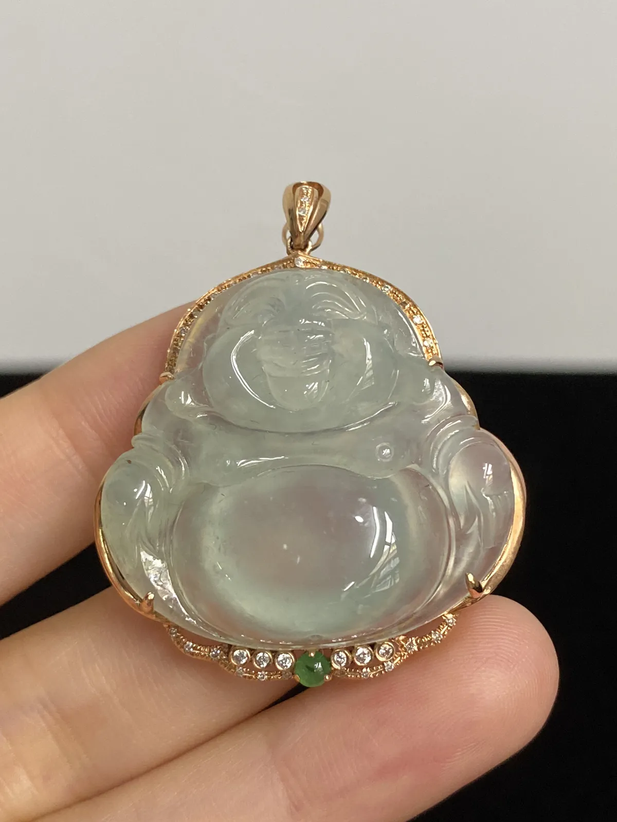 翡翠冰糯种浅绿色吊坠，伴钻石