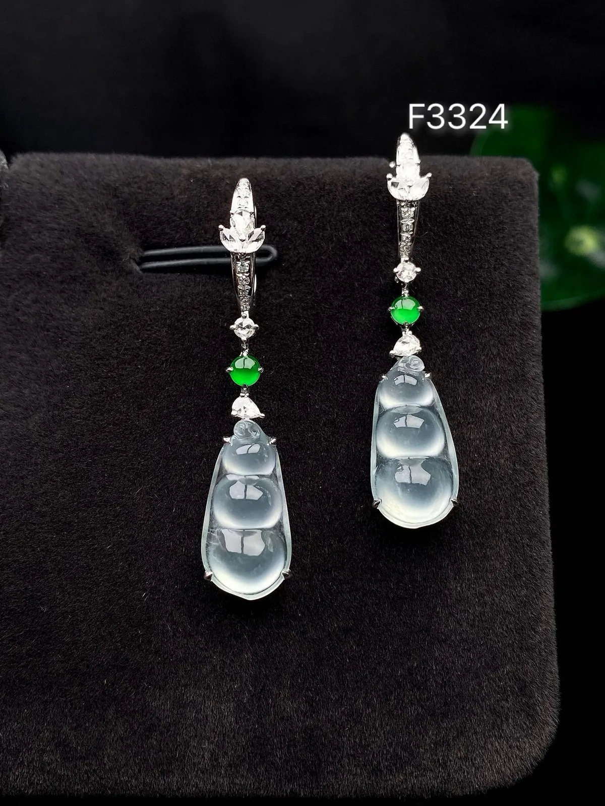 【冰种福豆耳坠】多子多福，豆子品质上佳，饱满度不错，冰润通透，起强胶感，光泽强烈。18K金钻精美镶嵌