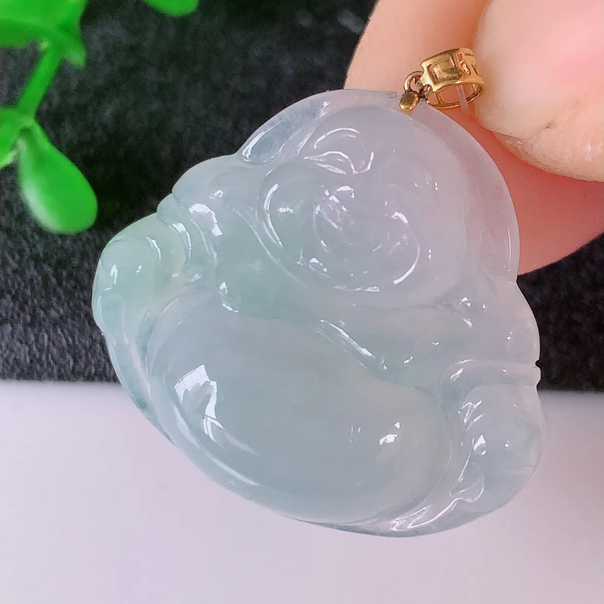 18K金镶嵌冰种翡翠佛公吊坠，种老水足，雕工精湛 ，寓意美好，佩戴时尚出众！#49.11