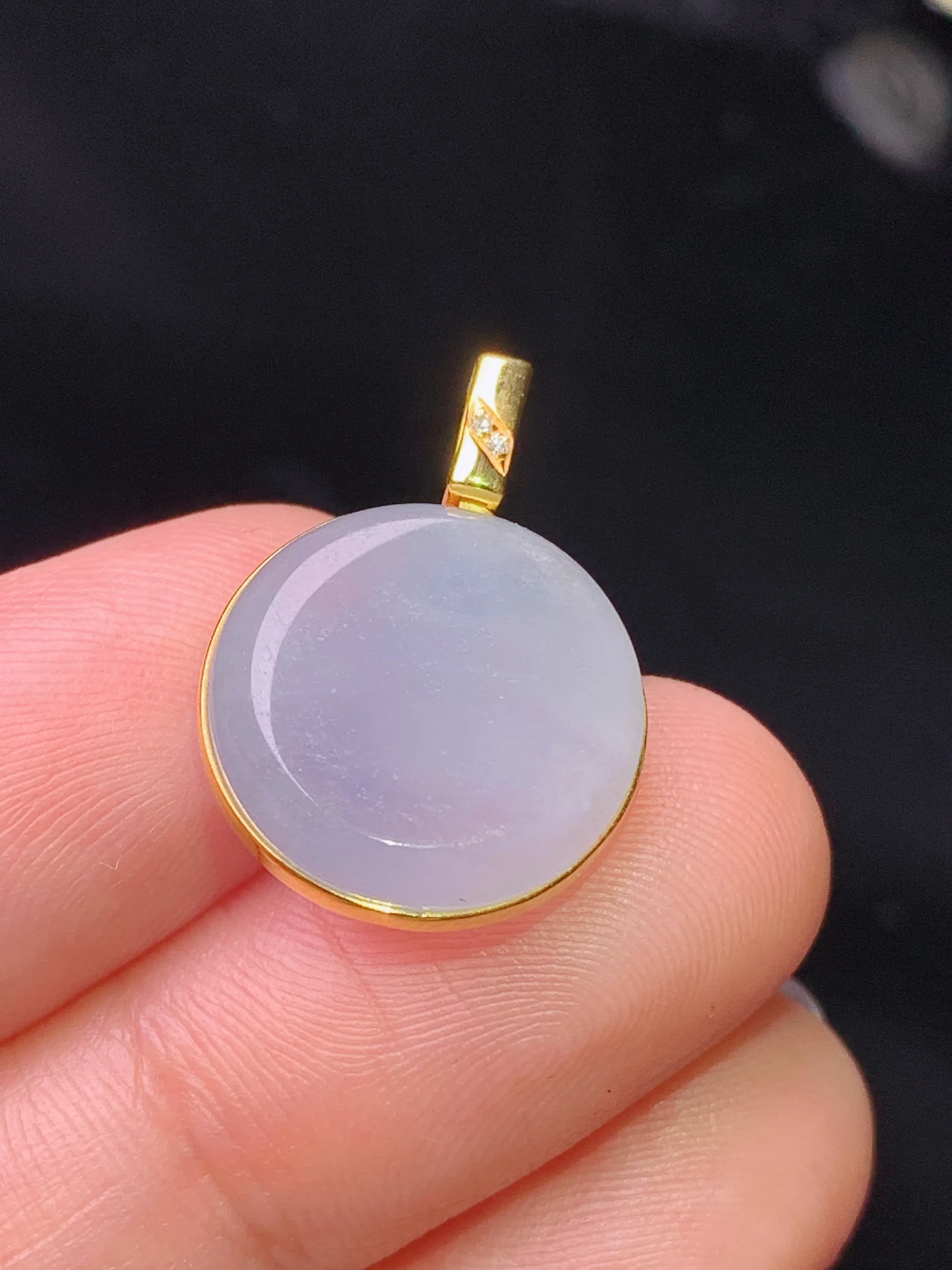 18k金镶嵌紫罗兰圆牌吊坠 玉质细腻 水润亮眼 色泽艳丽 整体尺寸20*14.6*5.5