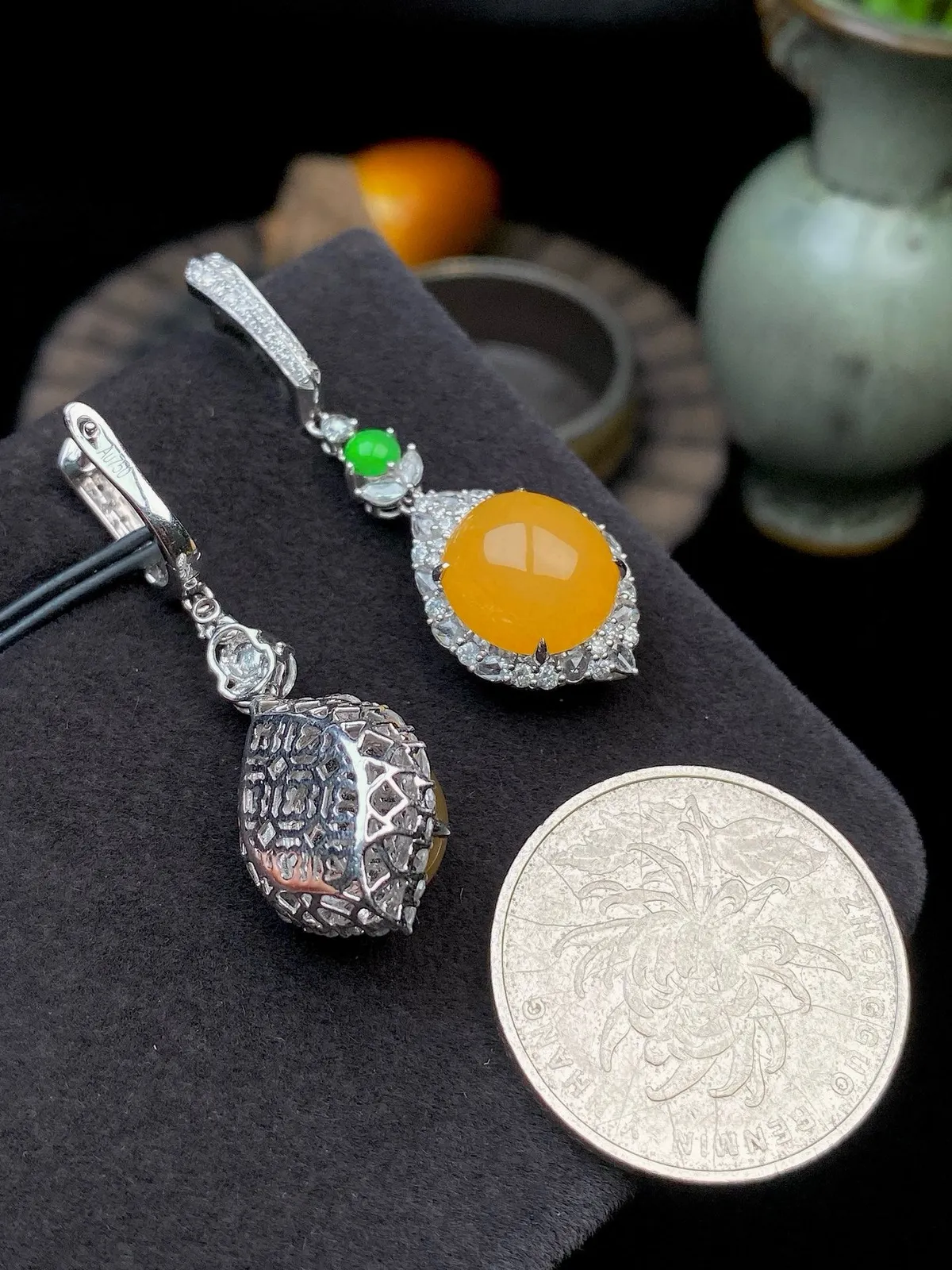 【冰种黄翡蛋面耳坠】质地细腻，种水上乘，纯净通透，收藏品质，18k金钻豪华镶嵌，裸石尺寸11.2*10.5*5.6毫米