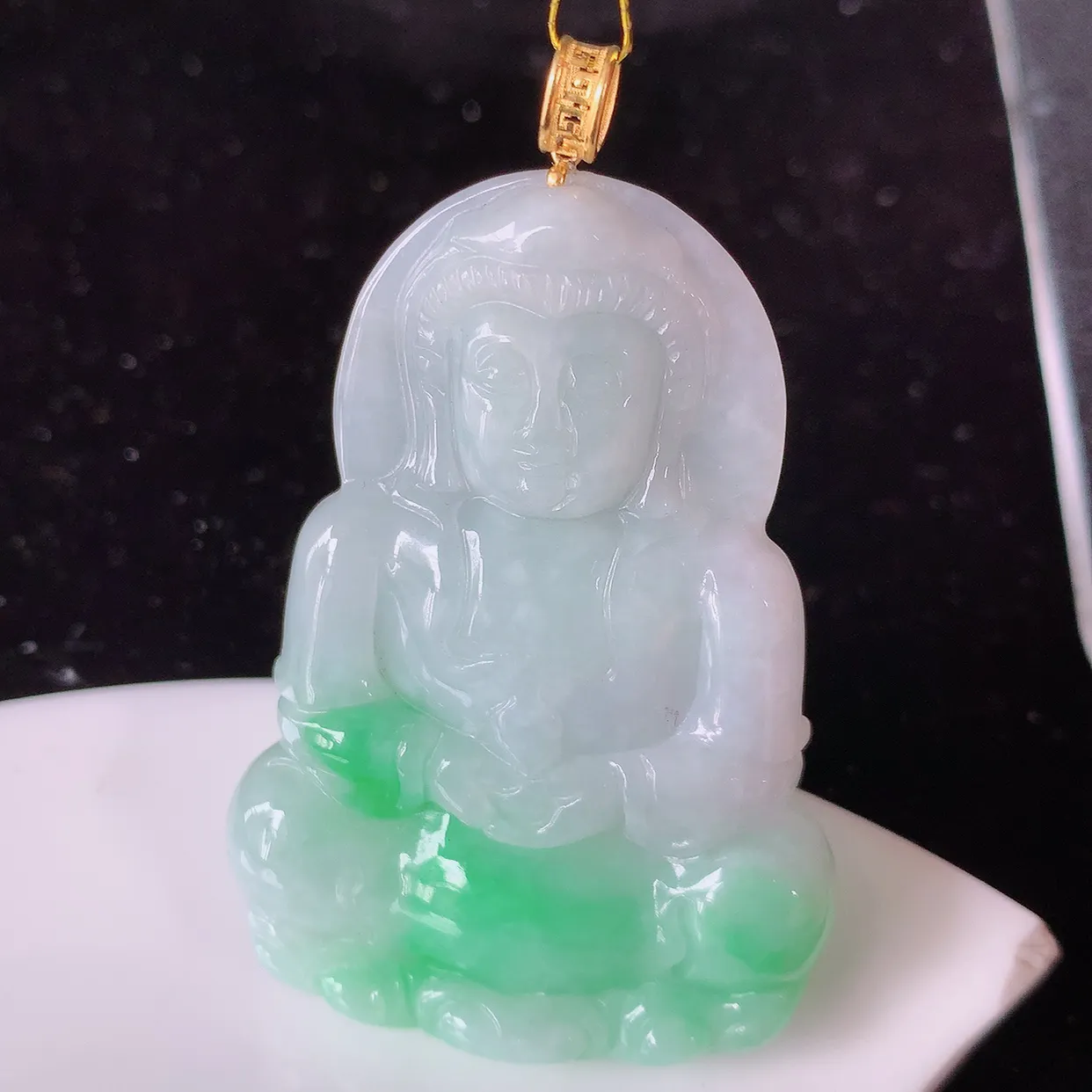 18K金镶嵌冰润飘绿翡翠观音菩萨吊坠，赐福翡翠观音，观音面相端庄，品相佳，佩戴气质！#35.11整体56.5裸石50*35*5