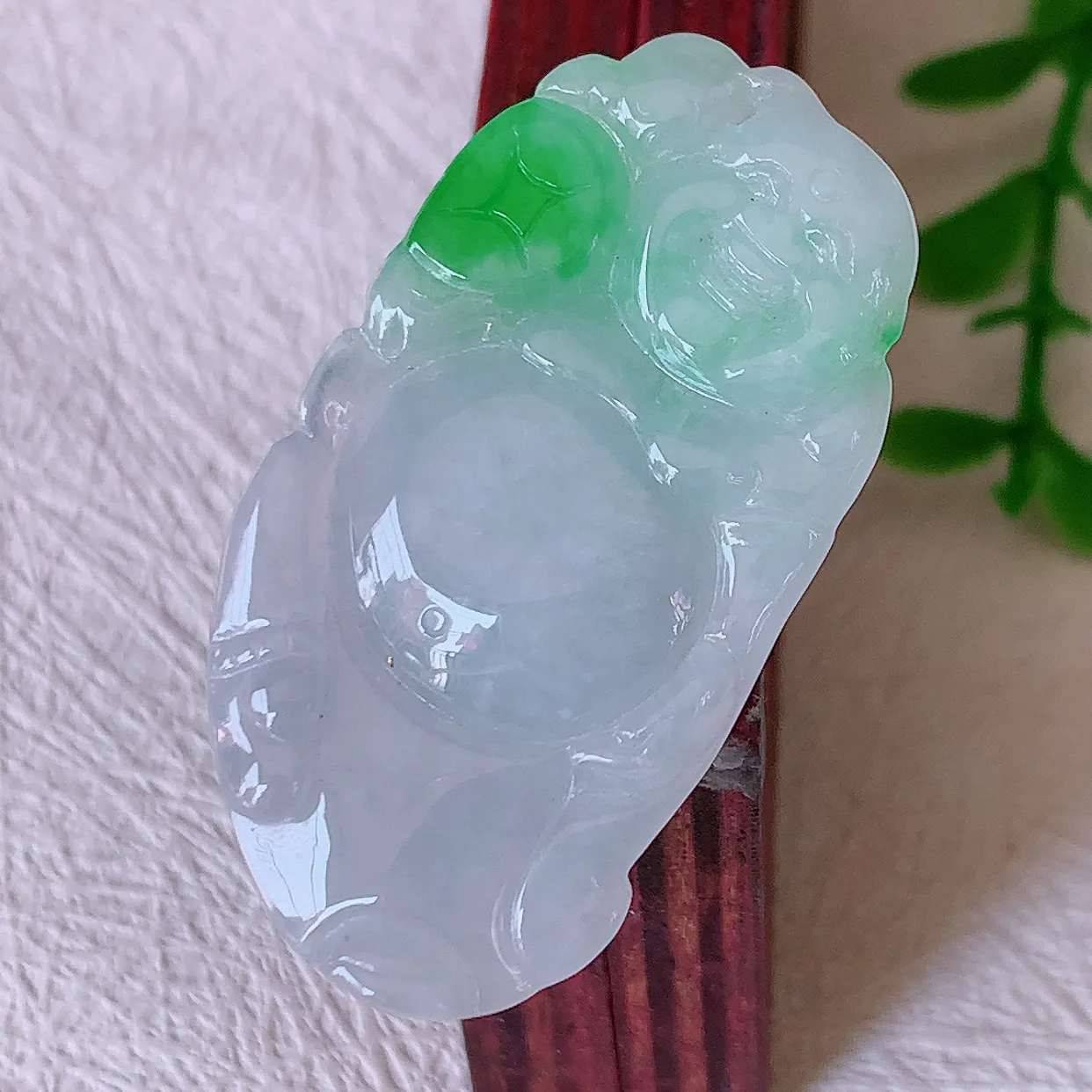 自然光实拍，冰胶飘绿翡翠逍遥布袋佛吊坠，代代有钱，水足丰盈，盈满欢喜，配戴送礼佳品！#02.7