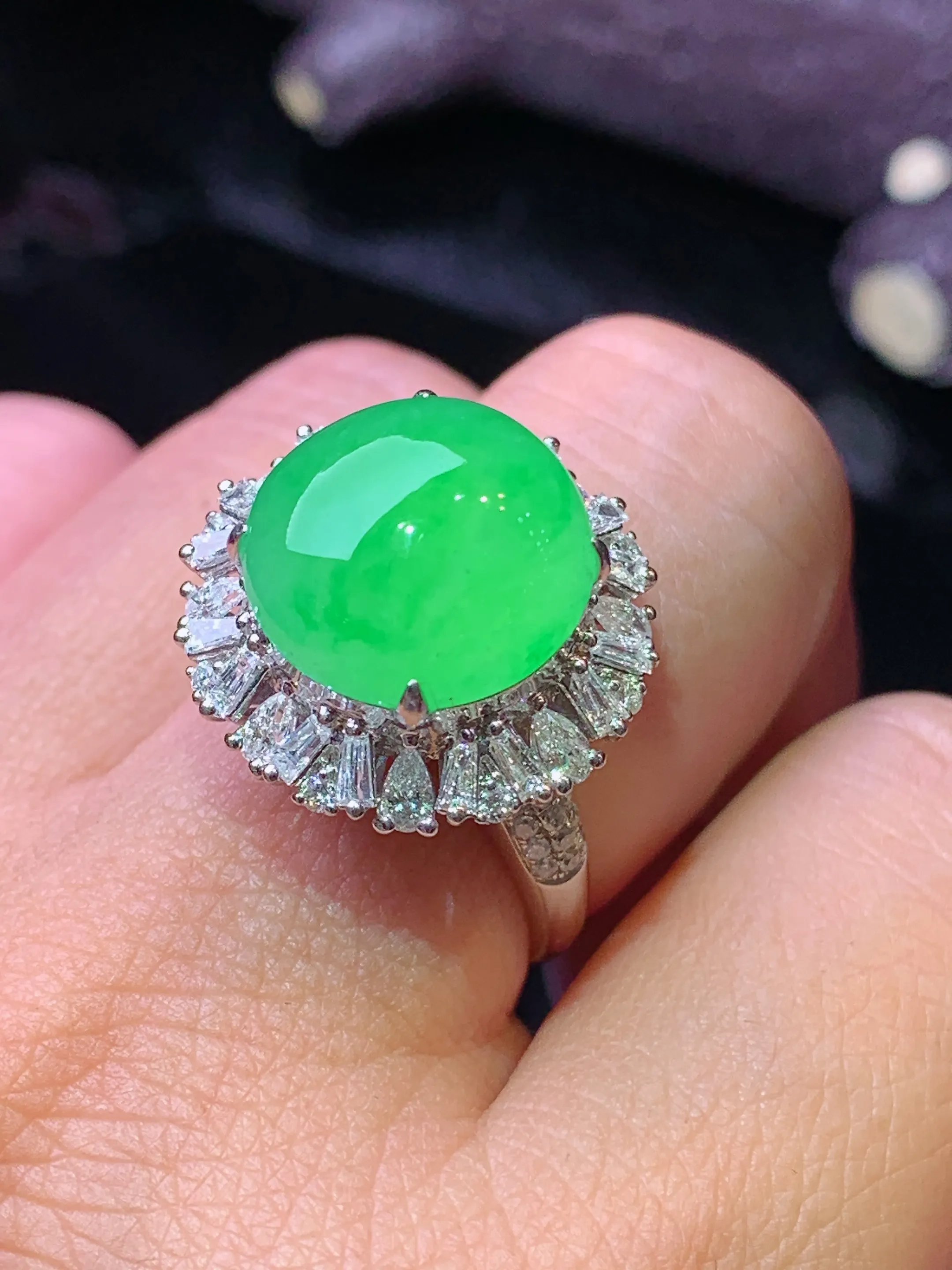 18k金钻镶嵌满绿蛋面戒指 玉质细腻 水润亮眼 色泽艳丽 圈口13.5 整体尺寸18.8*14.8