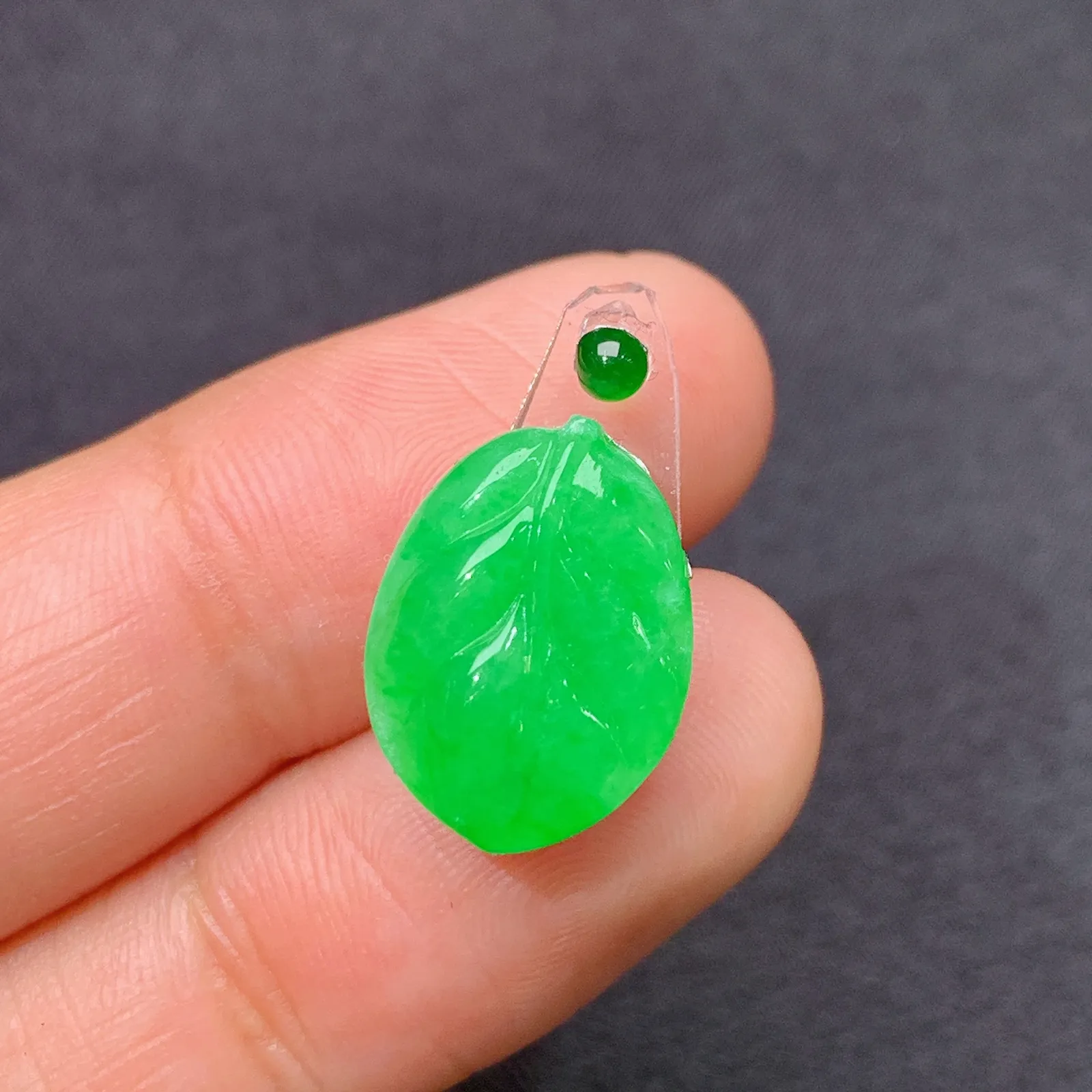 阳绿树叶，镶嵌佳品，冰润色阳，种水足 Dm 尺寸14.6*10.9*3.2