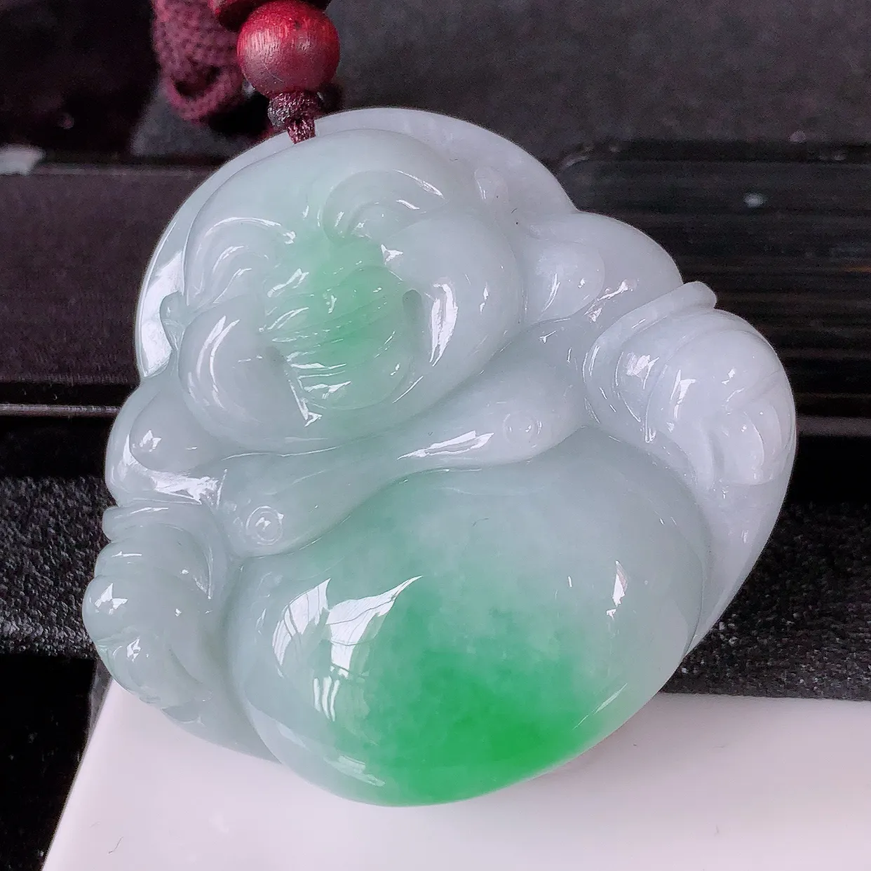 自然光实拍，大件冰润飘绿翡翠佛公吊坠，开心笑佛，种老水足，颜色漂亮，立体饱满圆润，佩戴效果赞#46.11