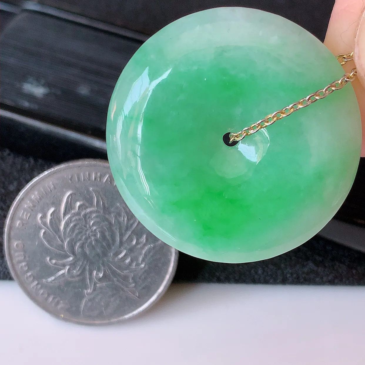 自然光实拍，冰润飘绿翡翠平安扣吊坠，翡翠平安扣，平安是福。很美的料子，平安扣佩戴优雅迷人！#57.7