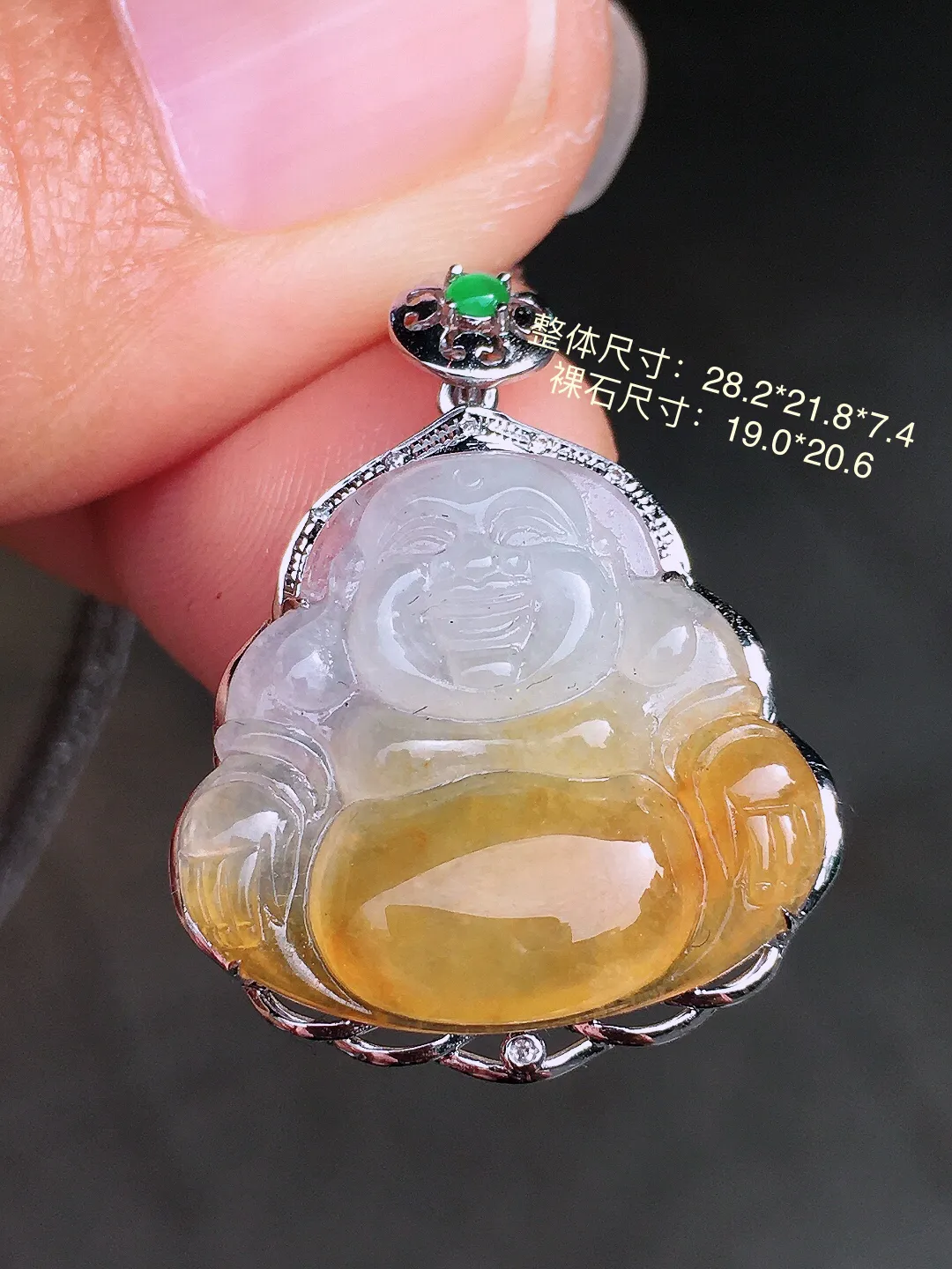 飘黄翡佛公吊坠，色泽艳丽，玉质细腻，荧光感超
强，饱满圆润，尽显优雅气质，18k
金豪华镶嵌