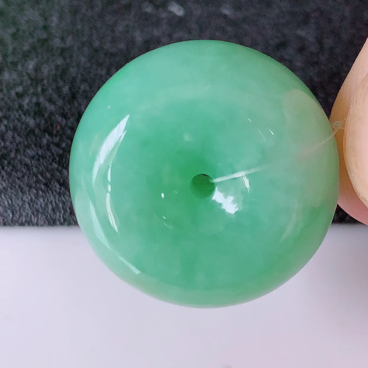 自然光实拍，冰润满绿翡翠路路通吊坠，寓意时来运转、财源滚滚，款式新颖时尚，日常百搭的款！配图银链#49.11