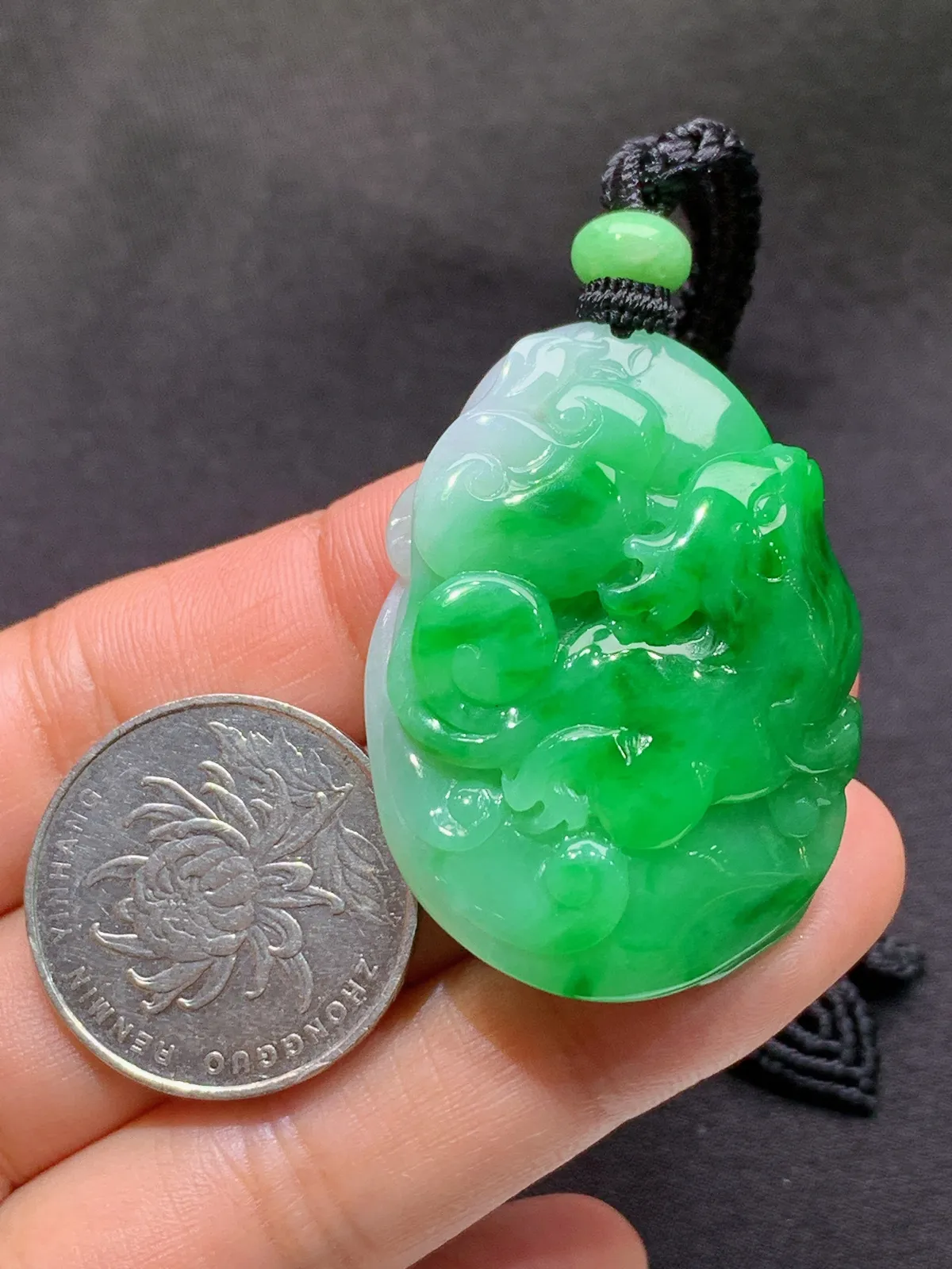 飘绿草龙如意吊坠 冰润色阳，厚装种老，种水足 尺寸40.3*29.4*12.3