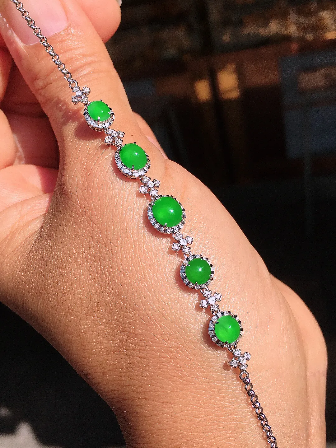 阳绿蛋面手链，色泽均匀艳丽，玉质细腻，荧光感超
强，饱满圆润，尽显优雅气质，18k
金豪华镶嵌