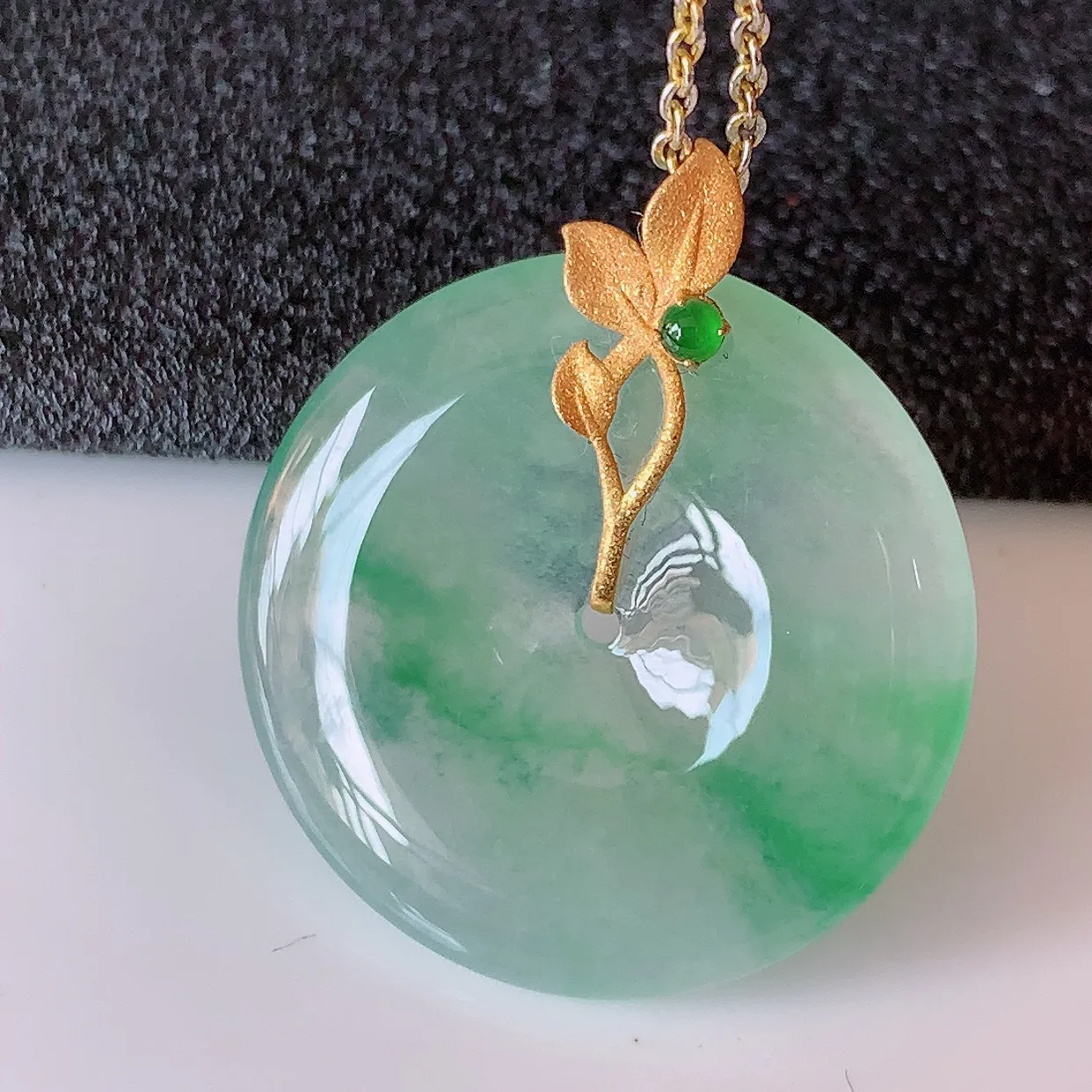 自然光实拍，18K金镶嵌冰种飘绿翡翠平安扣吊坠，玉扣，冰润光泽，寓意平平安安，平安扣佩戴时尚漂亮！#41.11整体28*24.5*5.5裸石24.5*24.5