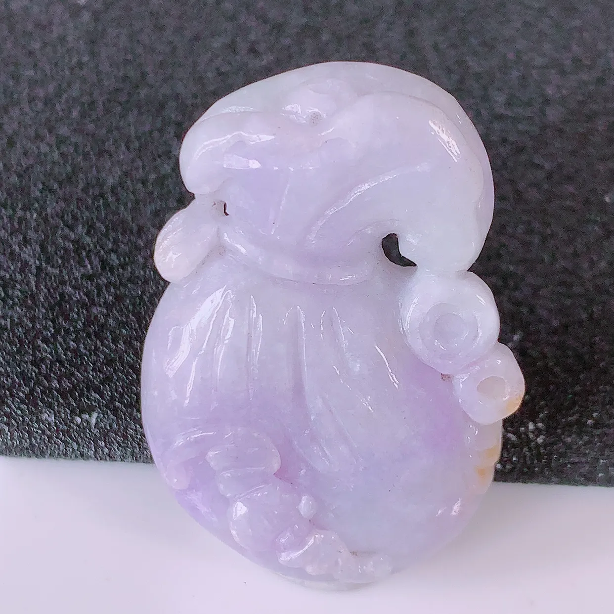 自然光实拍，冰润紫罗兰翡翠招财钱袋子吊坠，寓意“代代有福，代代有财，腰缠万贯”玉质细腻，佩戴效果佳！#05.11