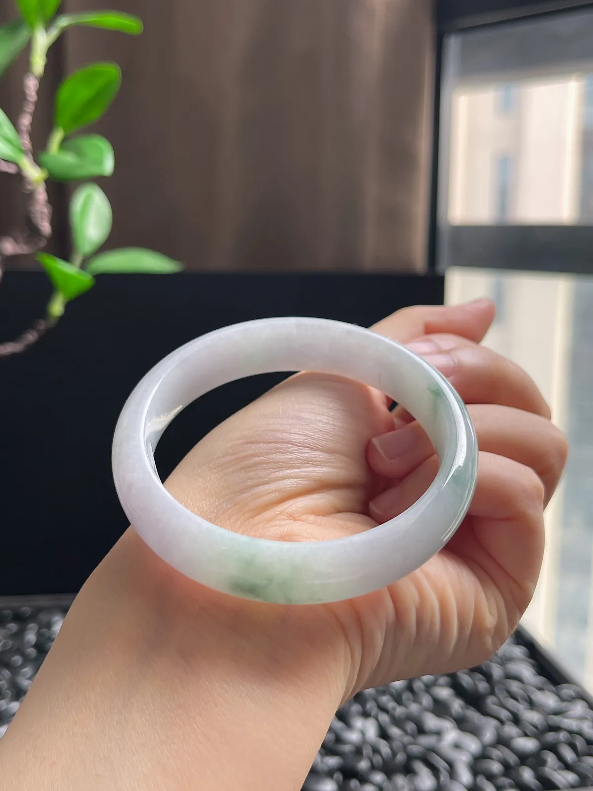 正圈57.2圈口，翡翠糯化种飘绿手镯