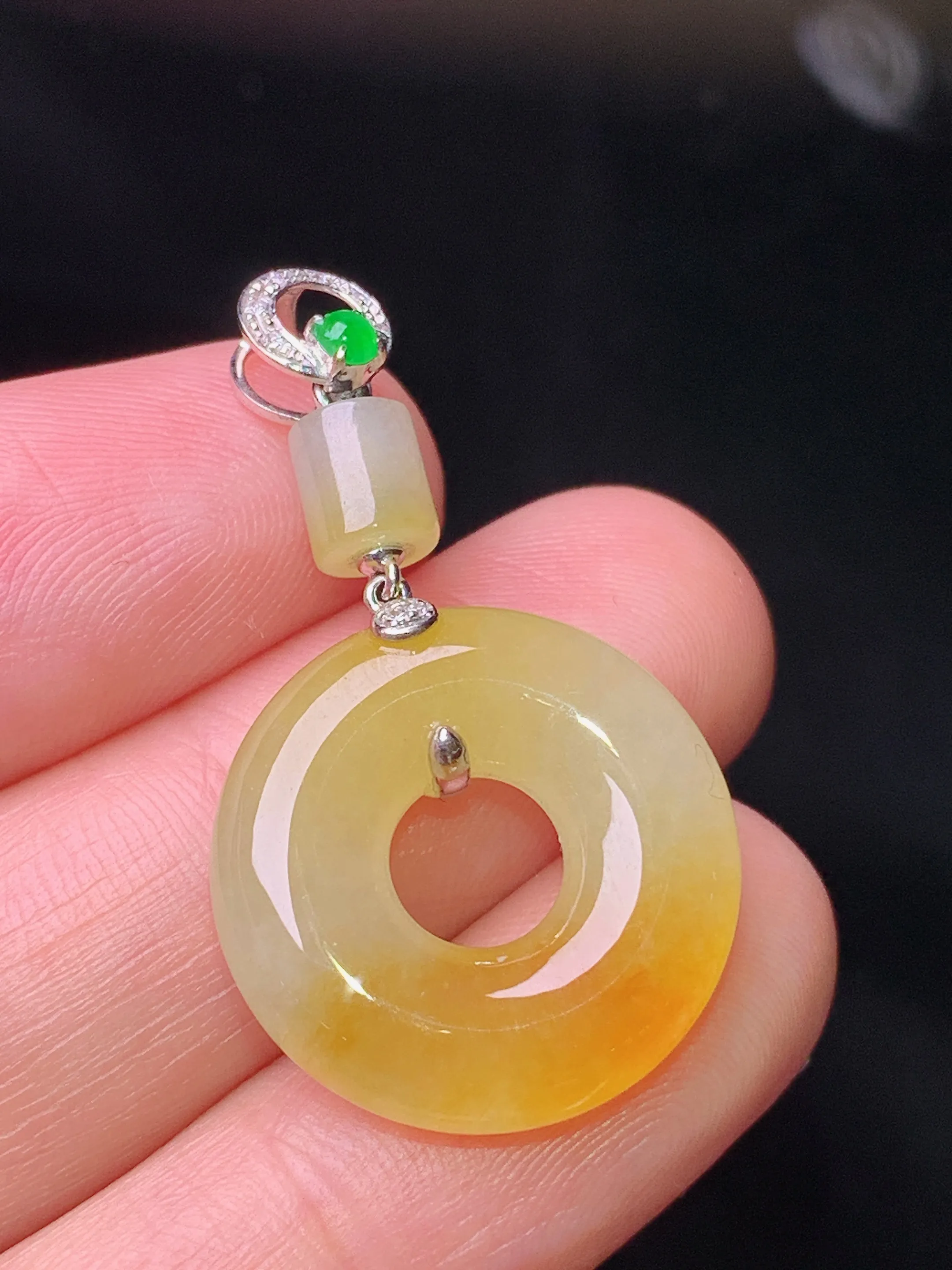 18k金镶嵌黄翡平安环吊坠 玉质细腻 水润亮眼 色泽艳丽 整体尺寸33.8*19*5.2