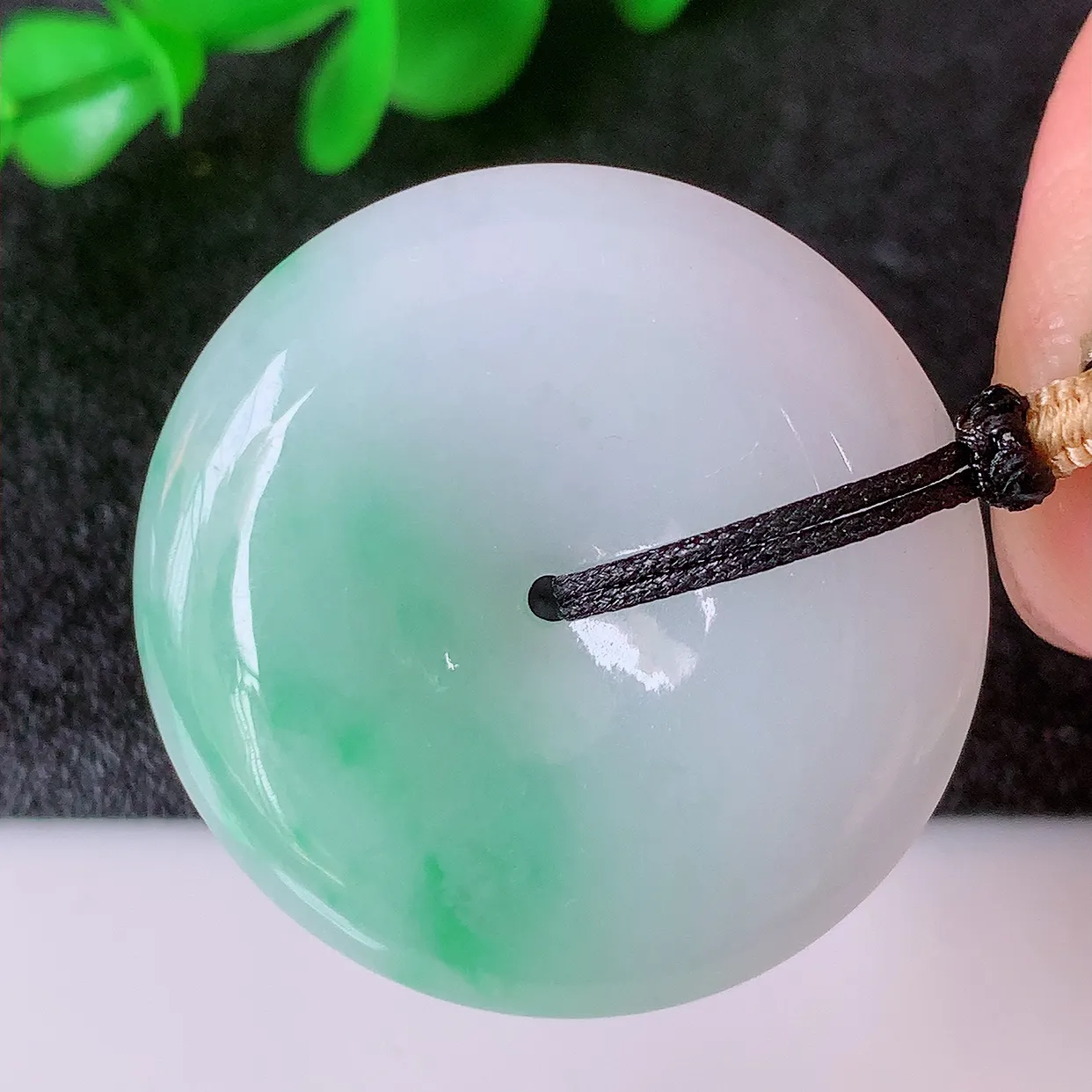 自然光实拍，水润飘绿翡翠平安扣吊坠，品相佳，美感十足，寓意平平安安，平安扣佩戴精美时尚！#57.11