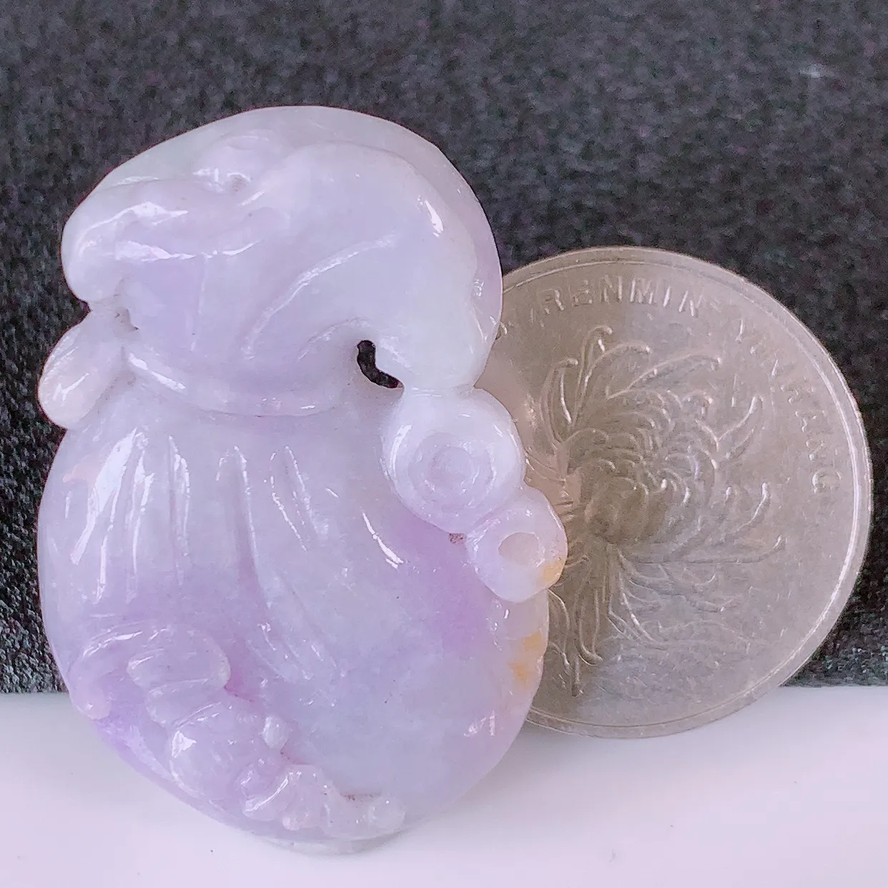 自然光实拍，冰润紫罗兰翡翠招财钱袋子吊坠，寓意“代代有福，代代有财，腰缠万贯”玉质细腻，佩戴效果佳！#05.11