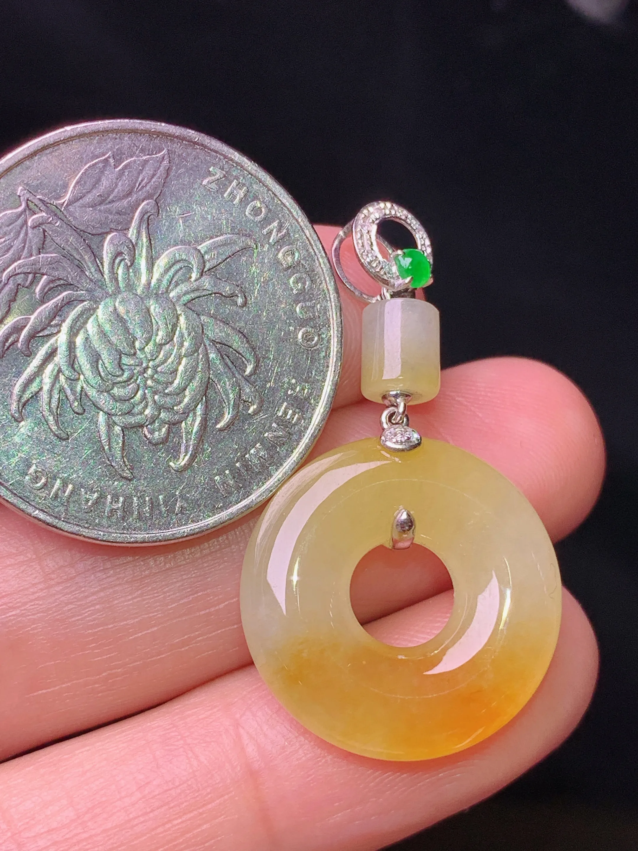 18k金镶嵌黄翡平安环吊坠 玉质细腻 水润亮眼 色泽艳丽 整体尺寸33.8*19*5.2