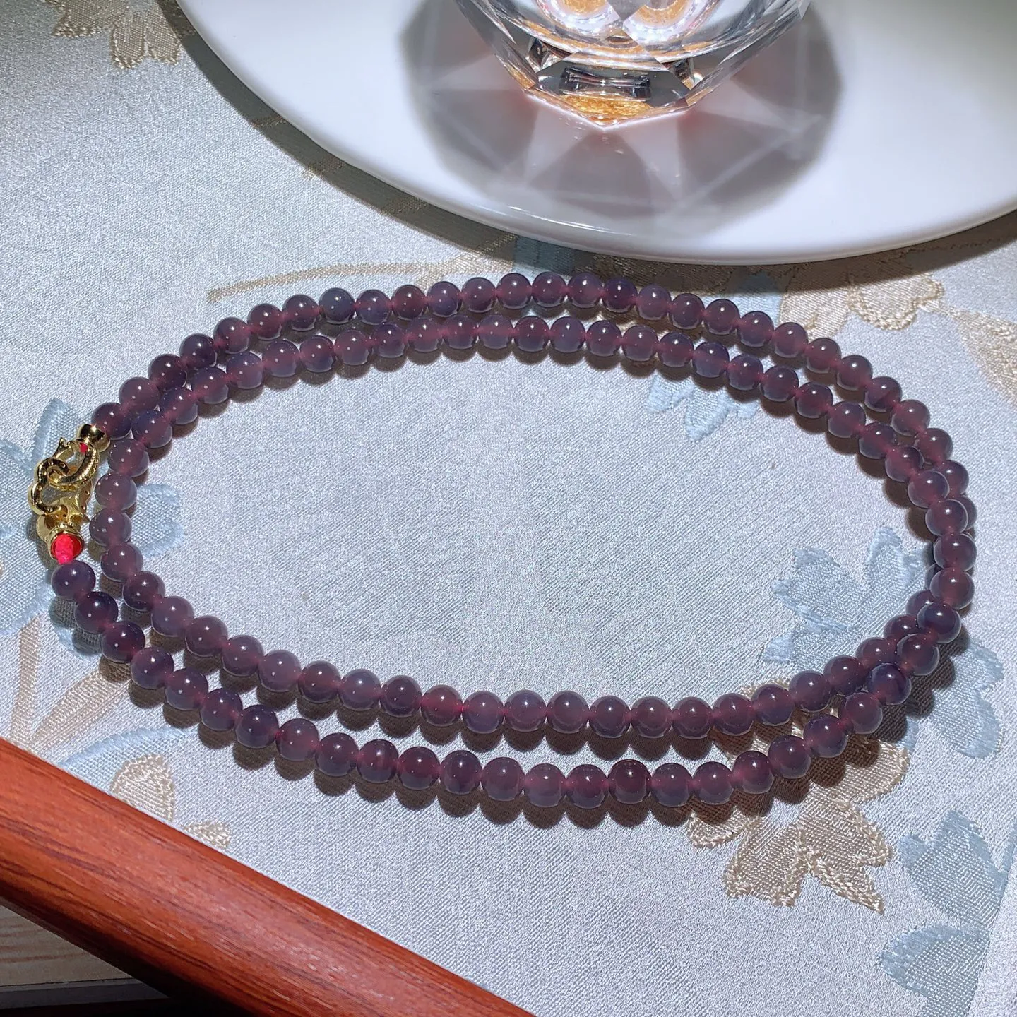 和田玉葡萄紫紫罗兰108佛珠项链。单颗尺寸6重33.5克。玉质细腻油润。手推出油。佩戴高端典雅。lt251210