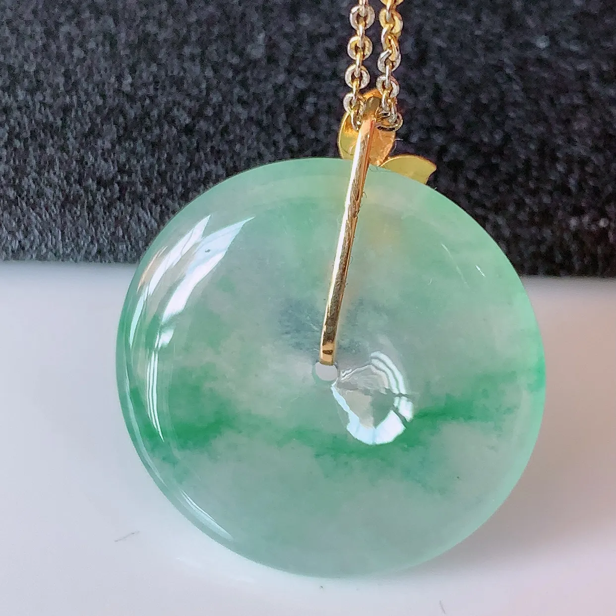 自然光实拍，18K金镶嵌冰种飘绿翡翠平安扣吊坠，玉扣，冰润光泽，寓意平平安安，平安扣佩戴时尚漂亮！#41.11整体28*24.5*5.5裸石24.5*24.5