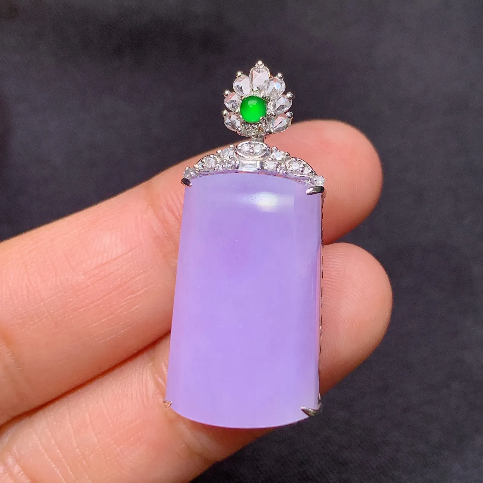 紫罗兰无事牌吊坠，18k金镶嵌，温润细腻，颜色浓郁 尺寸32.4*14.2*7.2