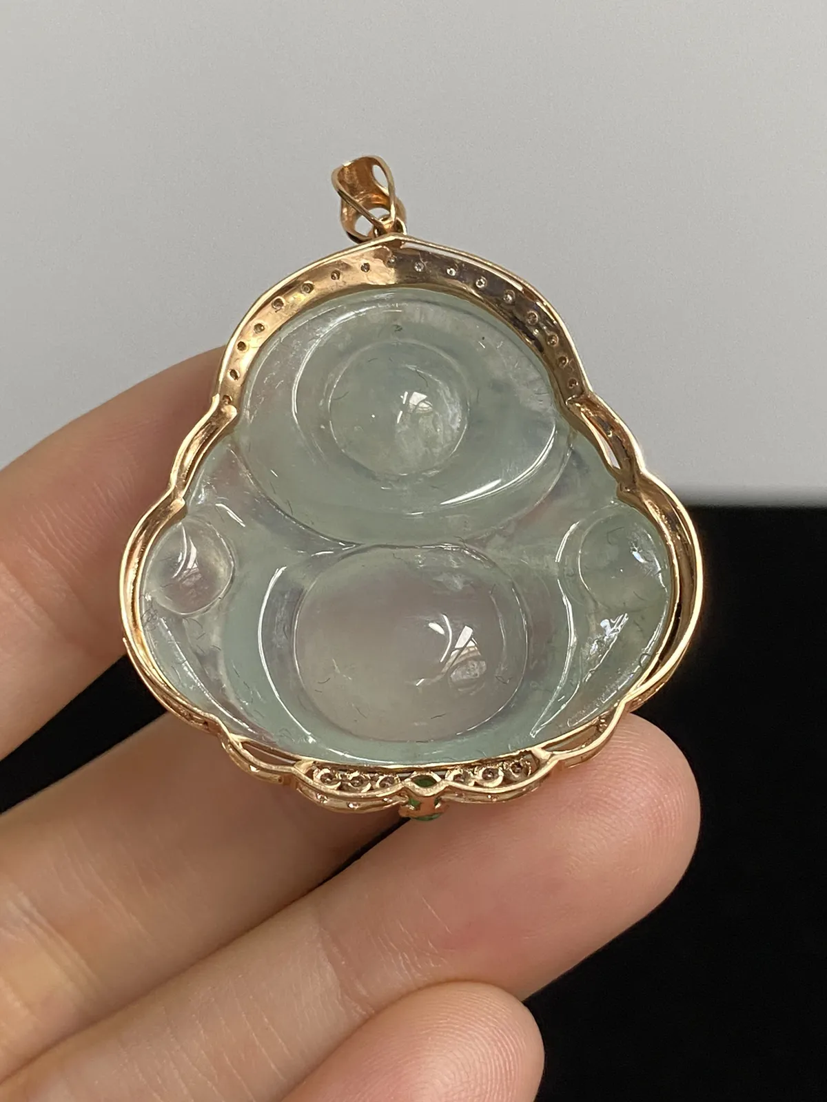 翡翠冰糯种浅绿色吊坠，伴钻石