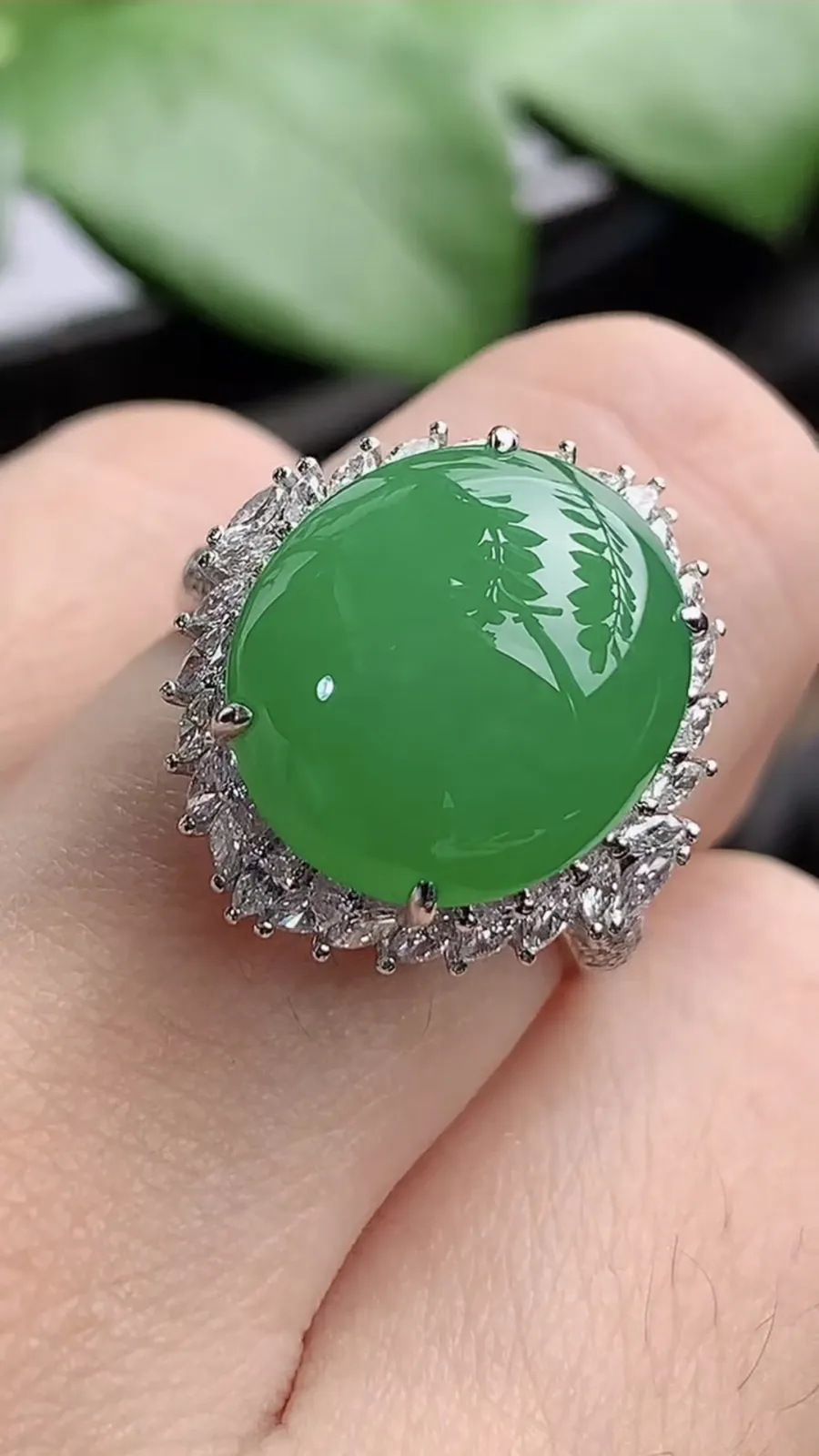 a货翡翠老坑冰种18K金伴钻镶嵌阳绿蛋面戒指 圈口17.4裸石尺寸14×12.3mm 重量5.78g 1206