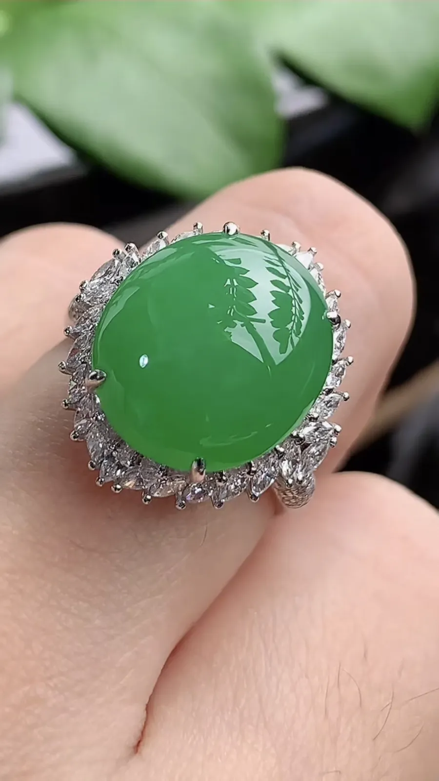 a货翡翠老坑冰种18K金伴钻镶嵌阳绿蛋面戒指 圈口17.4裸石尺寸14×12.3mm 重量5.78g