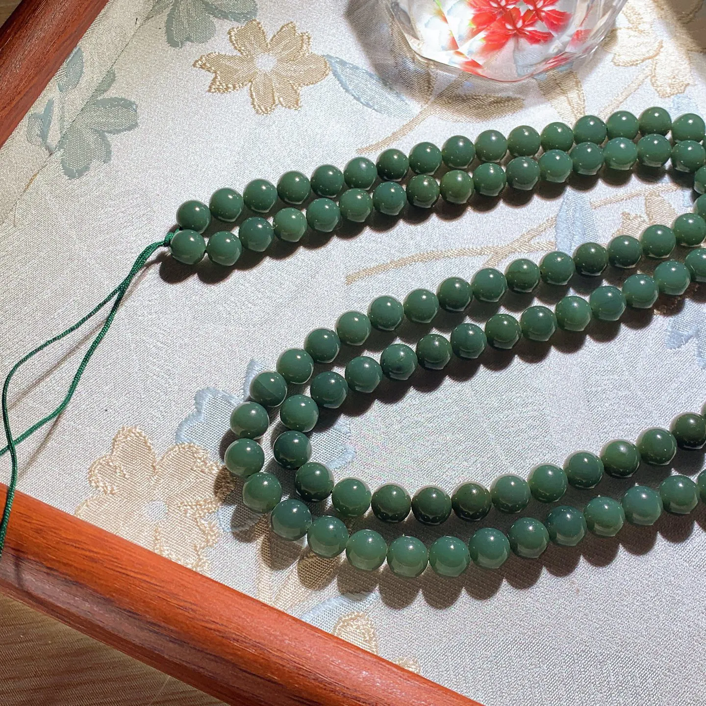 新疆和田玉细料塔青108佛珠项链。单颗尺寸8重85.6克。玉质细腻油润。手推出油。佩戴高端典雅。lt