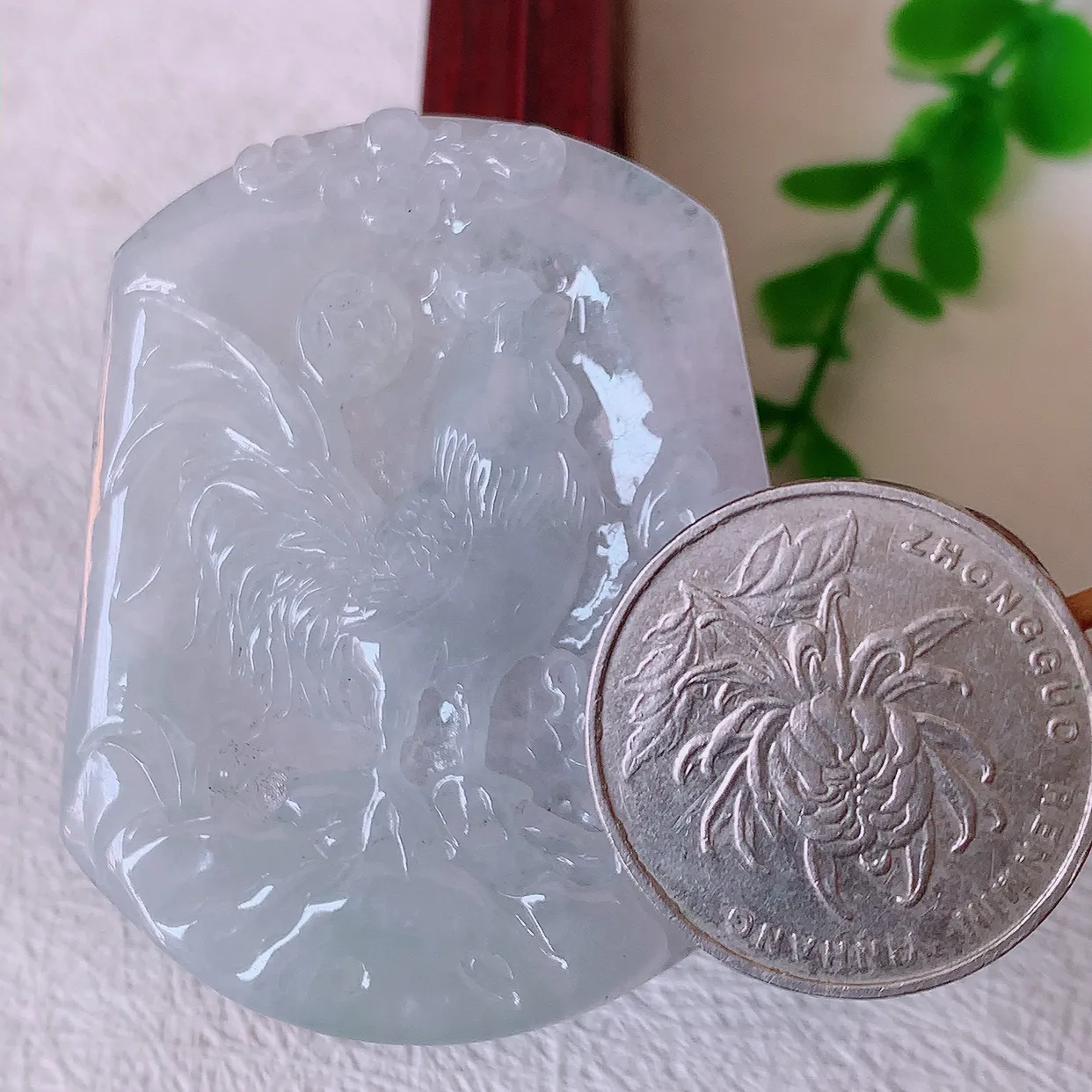 自然光实拍，冰胶翡翠生肖鸡牌吊坠，种老水足，雕工精湛 ，寓意美好，佩戴时尚出众！#57.7