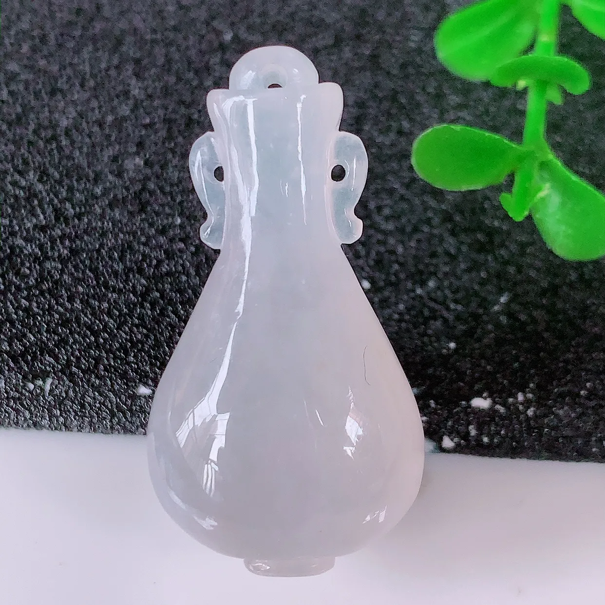 自然光实拍，冰种翡翠平平安安花瓶吊坠，翠色灵动，种老水足，寓意好，品相佳，佩戴佳品！#32.11