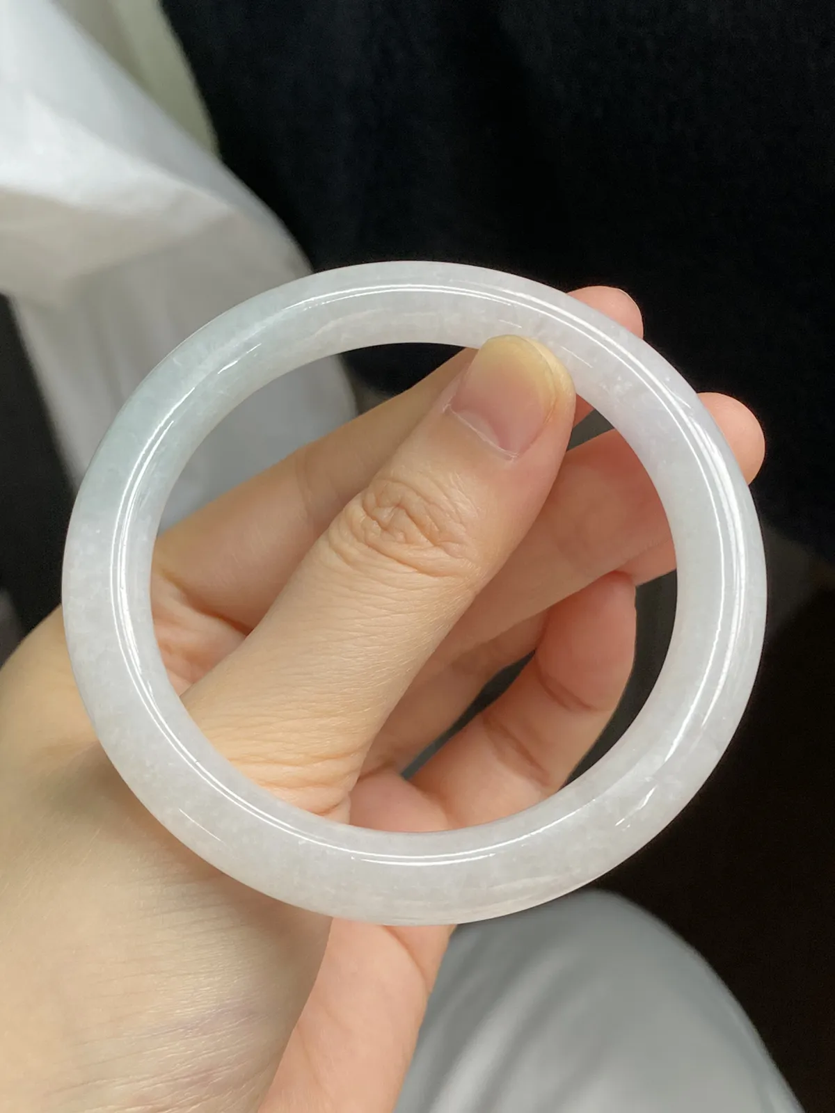 圆镯54.5圈口，翡翠冰糯种淡绿色手镯