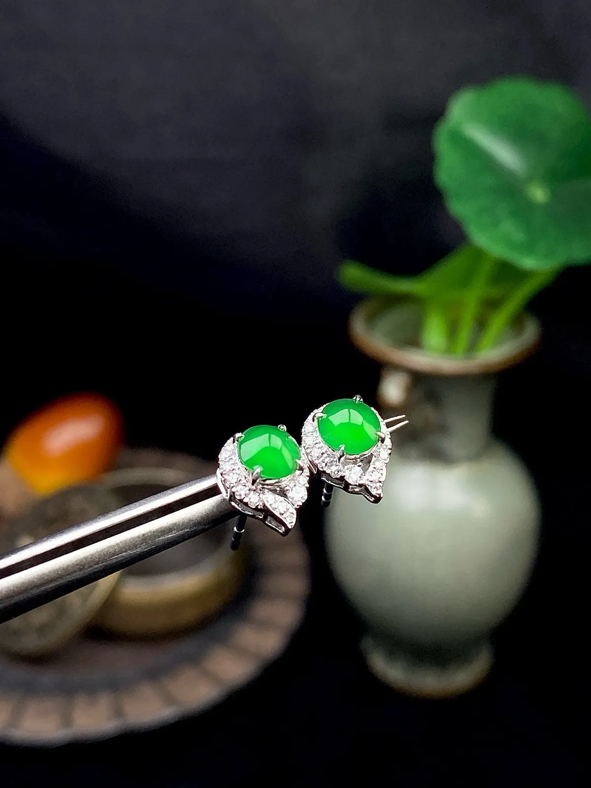【冰种满绿蛋面耳钉】饱满圆润，纯净冰透，上耳时尚大方。18k金钻镶嵌，裸石尺寸4.9*4.7*2.6毫米