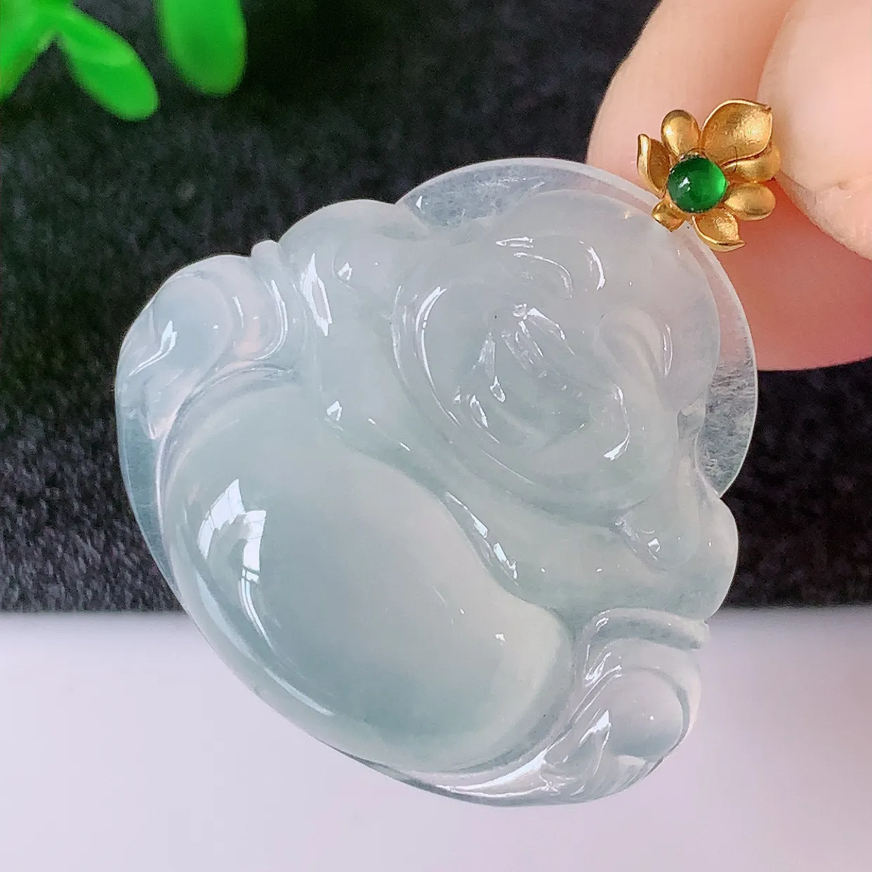 自然光实拍，18K金镶嵌冰种翡翠佛公吊坠，冰透饱满， 佛公亦保平安，寓意有福（佛公）相伴，品相佳，配戴优雅迷人！#12.11整体30裸石26*24.2*5.2