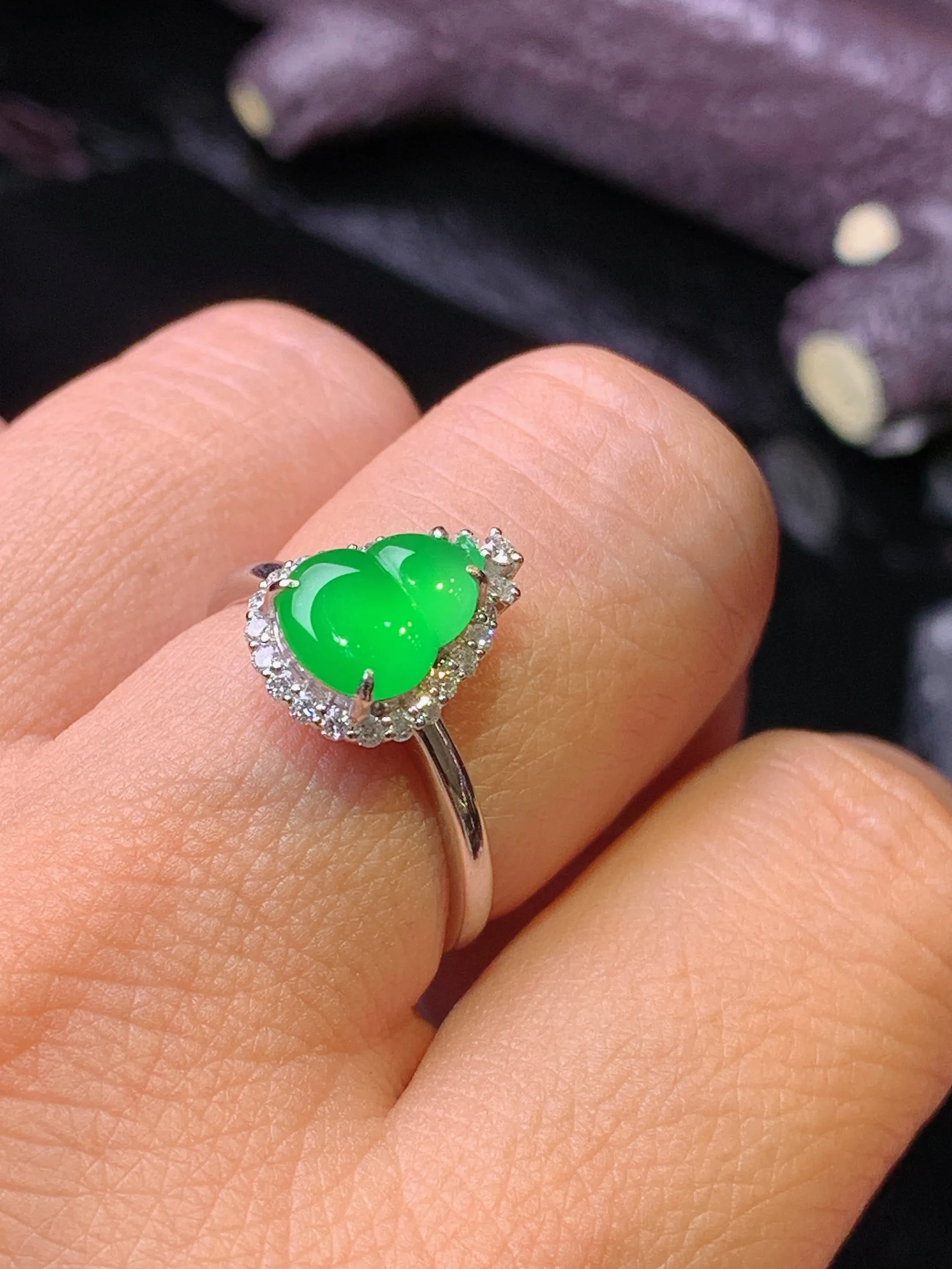 18k金钻镶嵌满绿葫芦戒指 玉质细腻 水润亮眼 色泽艳丽 圈口14 整体尺寸12.5*9.2*6.3