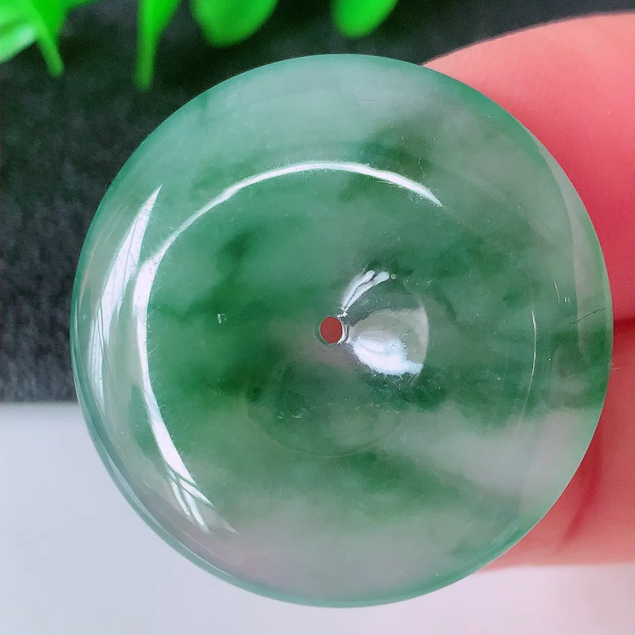 自然光实拍，冰种飘花翡翠平安扣吊坠，玉扣，平安是福；很美的料子，平安扣佩戴优雅迷人！#12.11