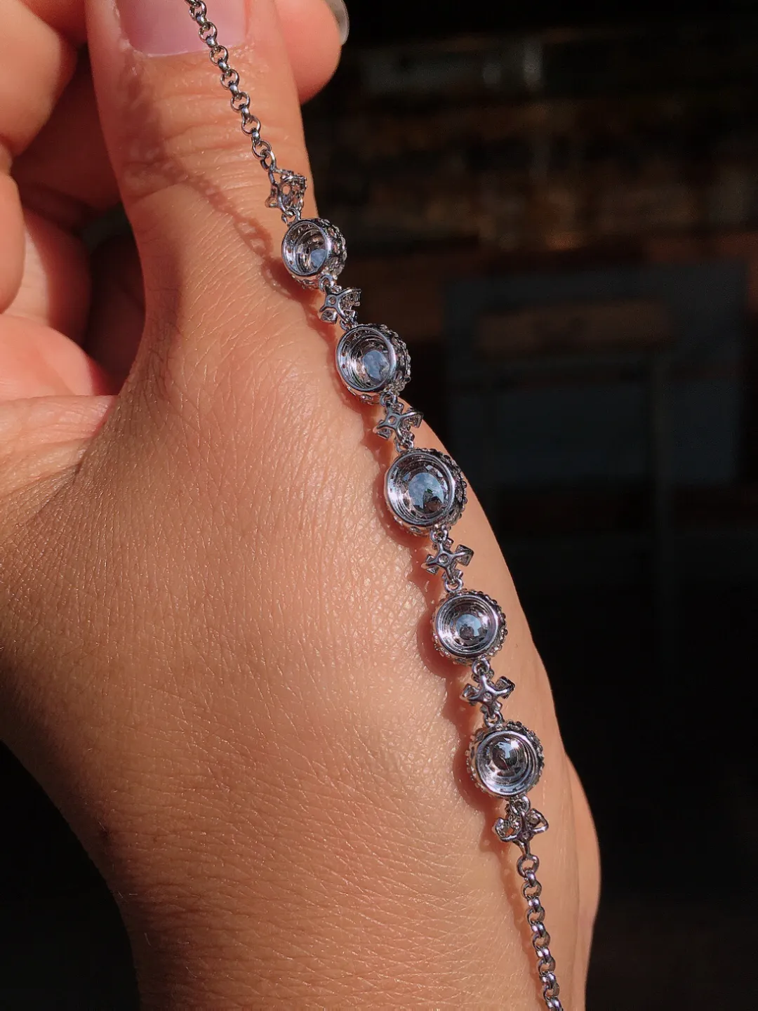 阳绿蛋面手链，色泽均匀艳丽，玉质细腻，荧光感超
强，饱满圆润，尽显优雅气质，18k
金豪华镶嵌