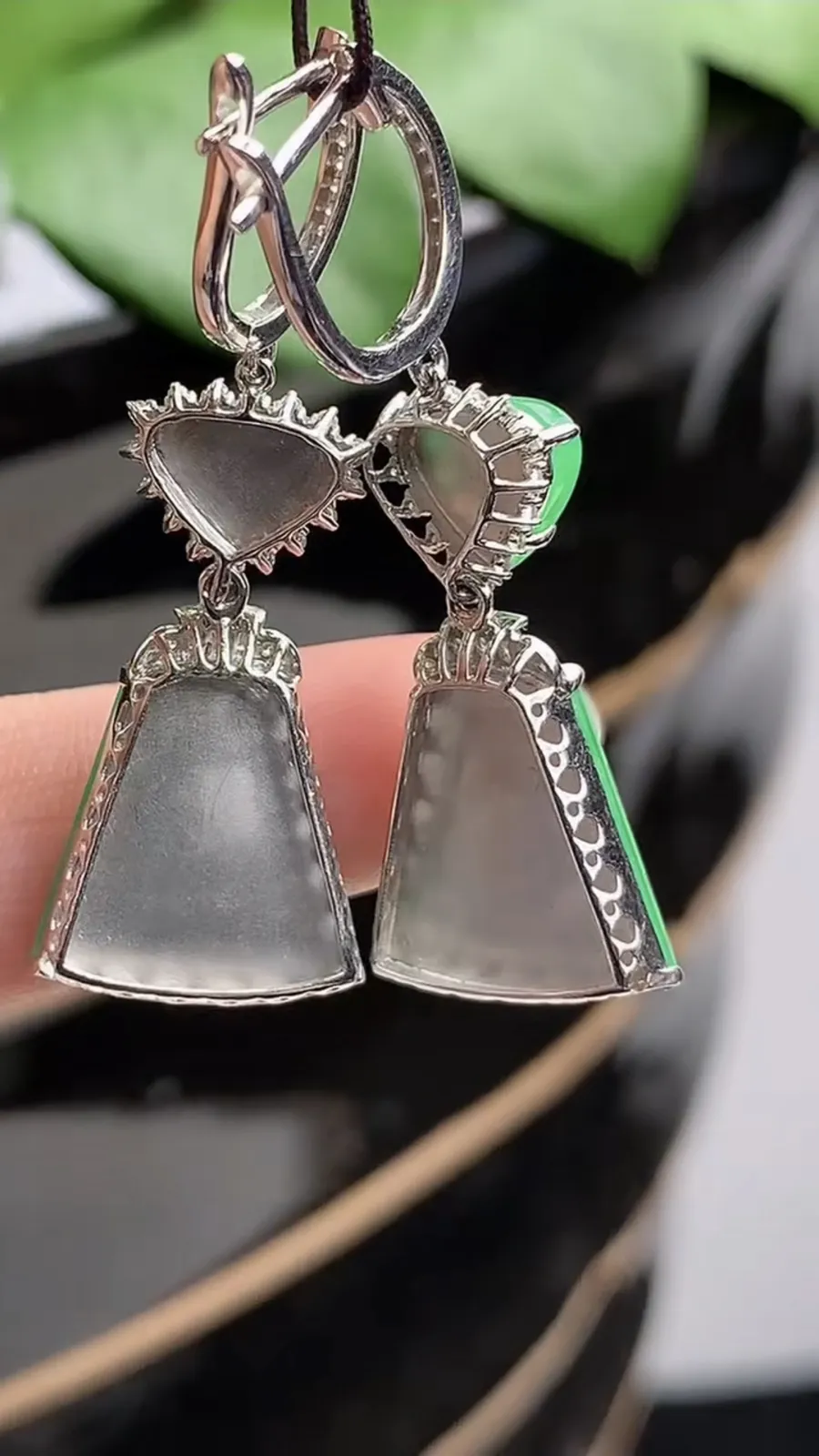 a货翡翠老坑种18K金伴钻镶嵌满绿无事牌耳坠 尺寸13.8×12×4.5mm 重量5.66g 1206