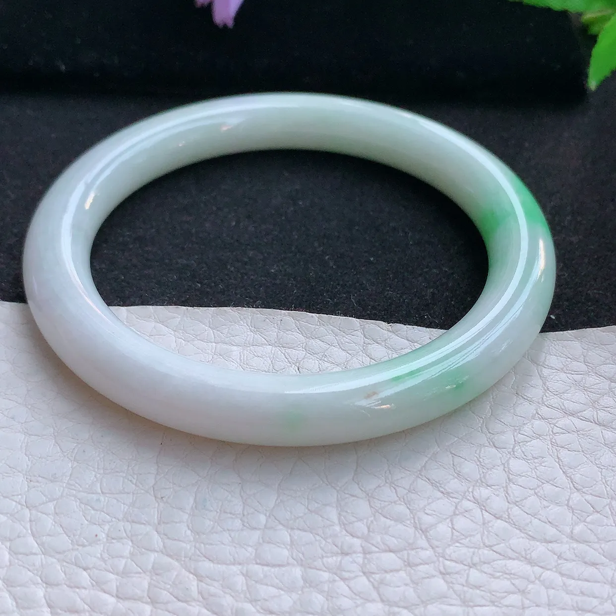 xx自然光56.5*8.5*9美人镯 翡翠a货玉手镯白底青圆条珠宝玉手环