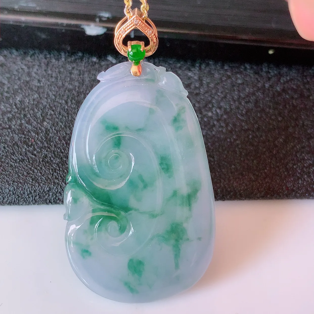 自然光实拍，18k金镶嵌冰紫罗兰飘花翡翠如意吊坠，寓意顺心如意，事事如意，吉祥如意，细腻饱满，色泽鲜艳，称心如意佩戴优雅时尚！#83.7整体45.5裸石37.5*23.8*4.8