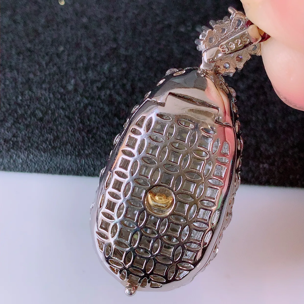 冰透满绿翡翠925银镶嵌如意吊坠，自然光实拍，翠色灵动，颜色漂亮，种老水足，品相佳，佩戴佳品！#97.11整体40.5*19-10裸石24*13.5