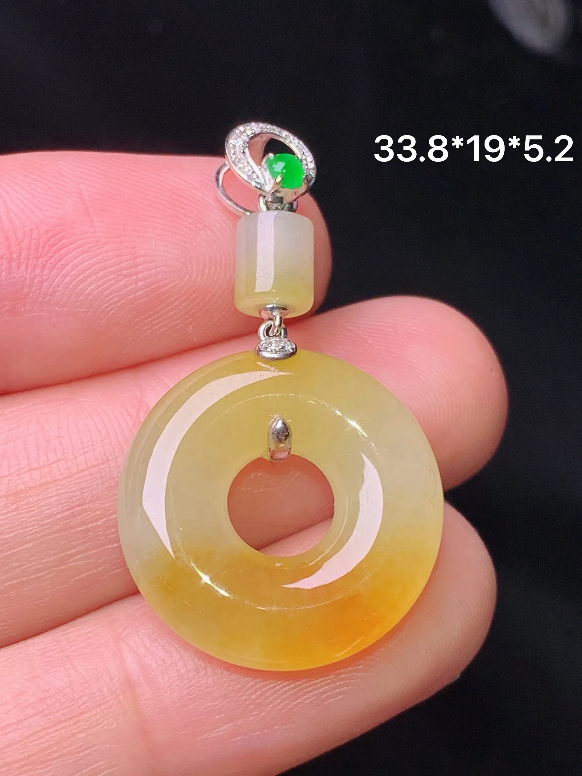 18k金镶嵌黄翡平安环吊坠 玉质细腻 水润亮眼 色泽艳丽 整体尺寸33.8*19*5.2