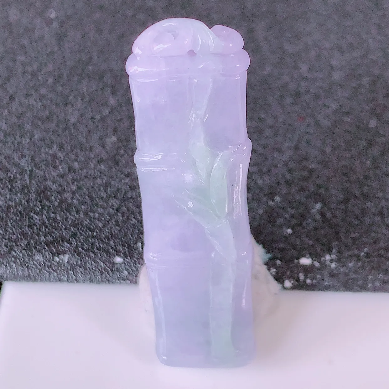 自然光实拍，冰润紫罗兰翡翠竹节吊坠。竹节寓意“节节高，官运亨通，前程似锦，水润莹泽，清秀高雅，佩戴精美！#05.11