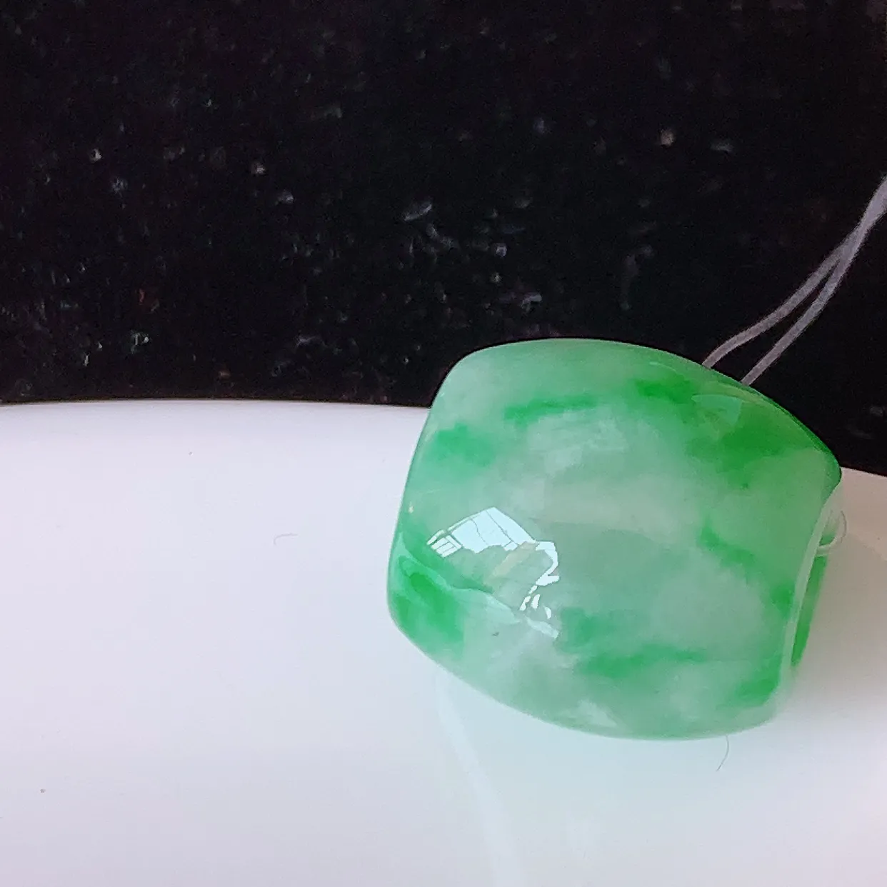 自然光实拍，冰润飘绿翡翠路路通吊坠，寓意时来运转、财源滚滚，款式新颖时尚，日常百搭的款！配图银链#49.7