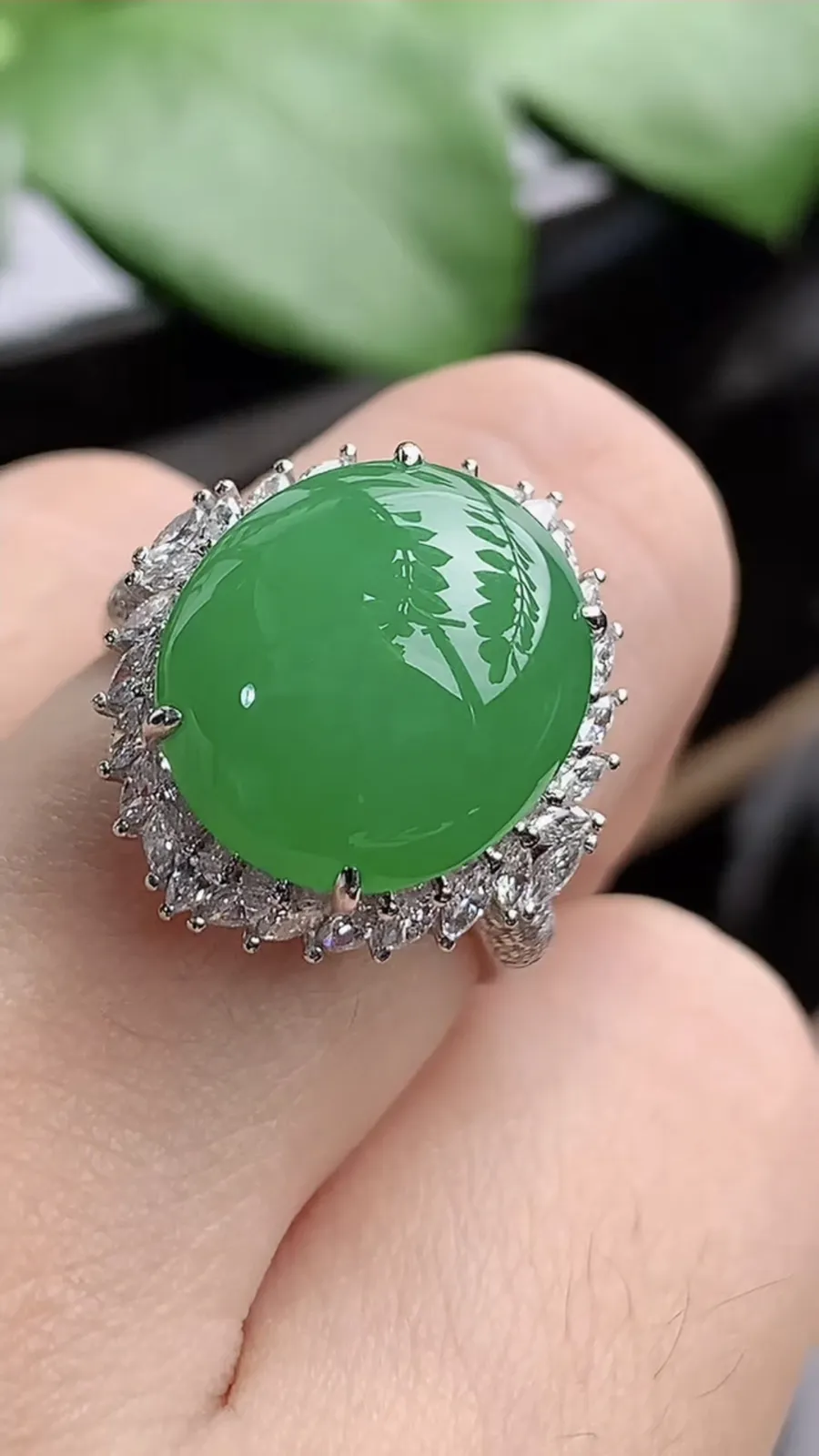 a货翡翠老坑冰种18K金伴钻镶嵌阳绿蛋面戒指 圈口17.4裸石尺寸14×12.3mm 重量5.78g