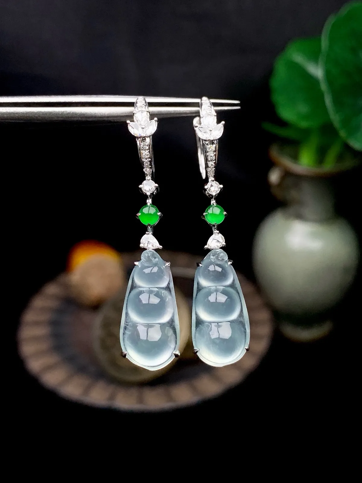 【冰种福豆耳坠】多子多福，豆子品质上佳，饱满度不错，冰润通透，起强胶感，光泽强烈。18K金钻精美镶嵌，裸石尺寸16*8*4毫米